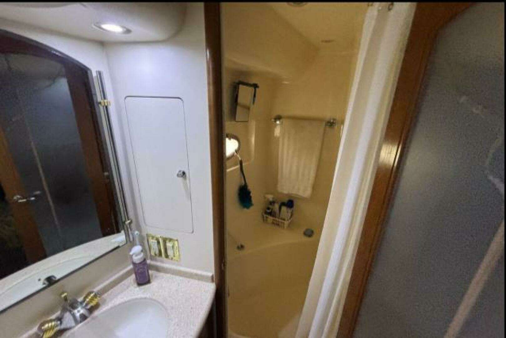 1998 Carver 530 Voyager - Image 30