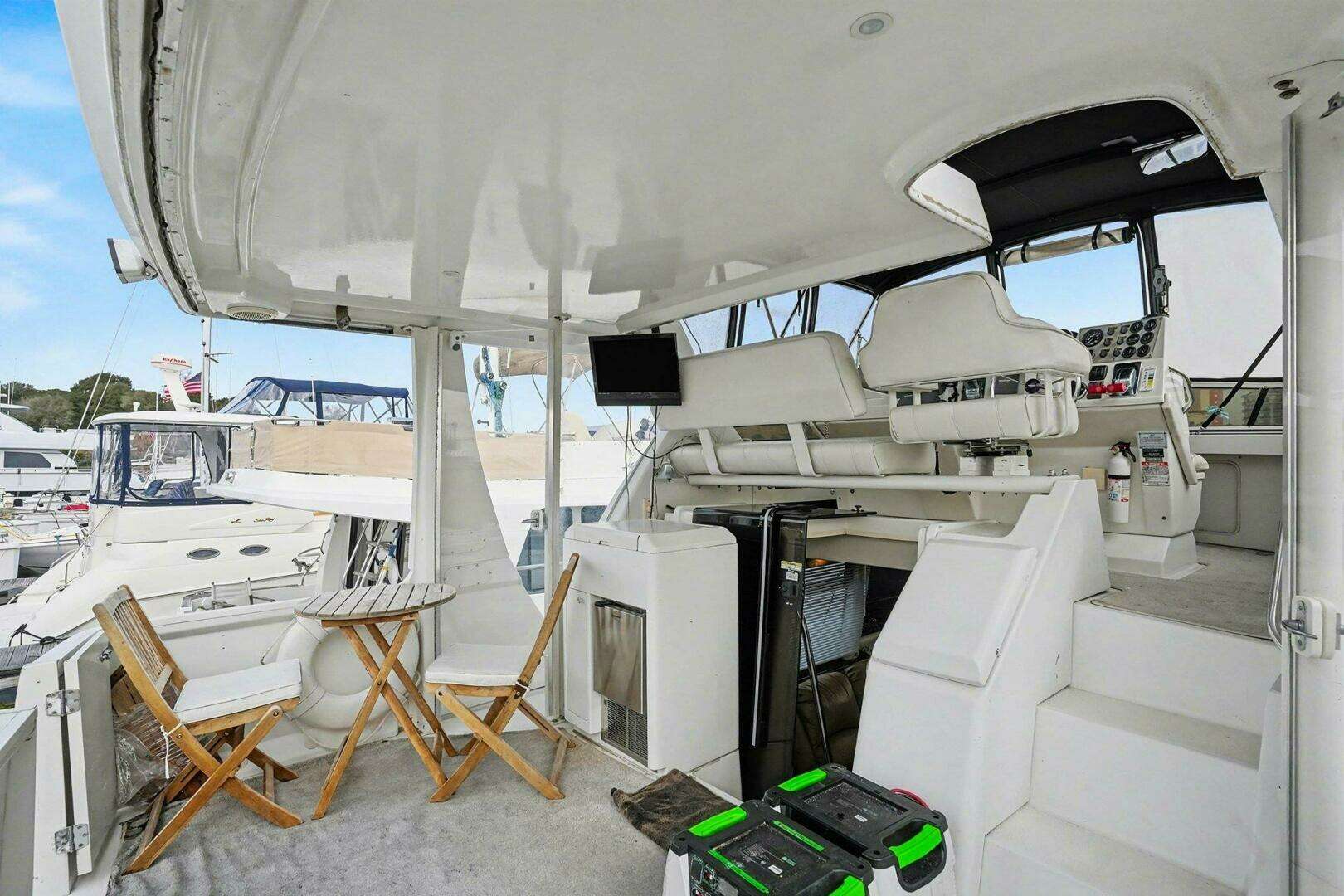 2001 Carver 356 - Image 22