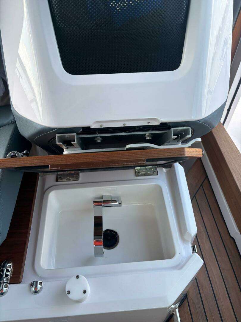 2022 Axopar 28 CABIN - Image 12