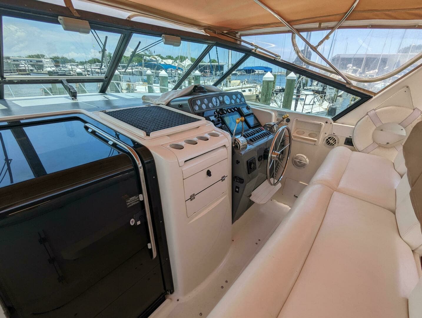 2000 Tiara Yachts 3500 Express - Image 11
