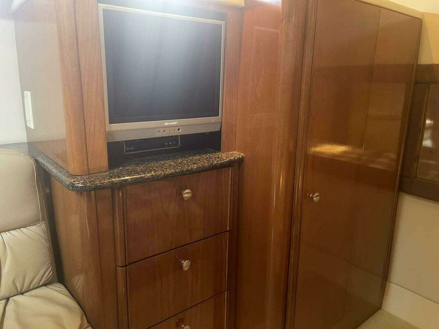 2006 Meridian 411 Sedan - Image 32