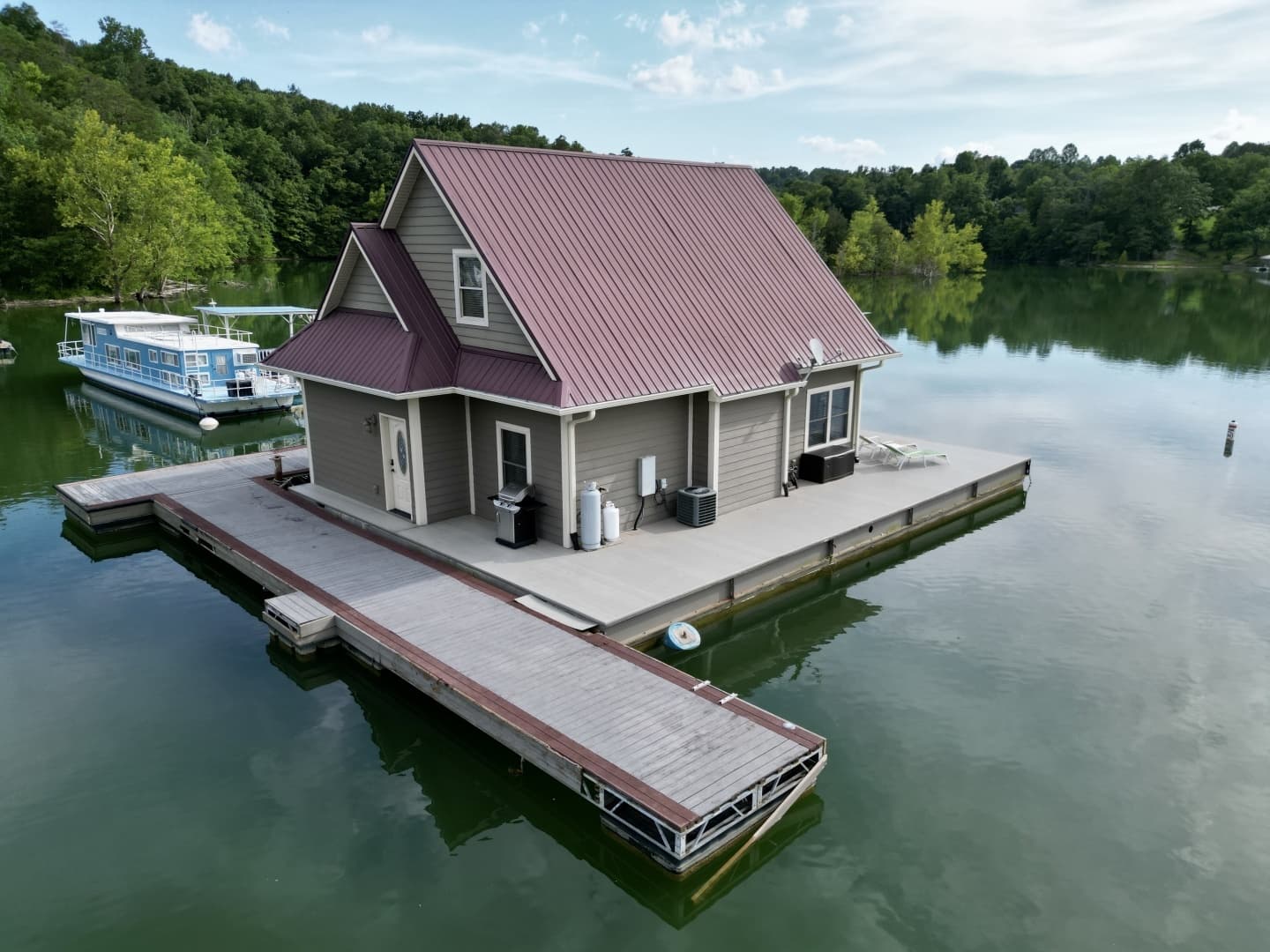 2010 Custom Floating Cabin - Approx 1340sqft - Image 14