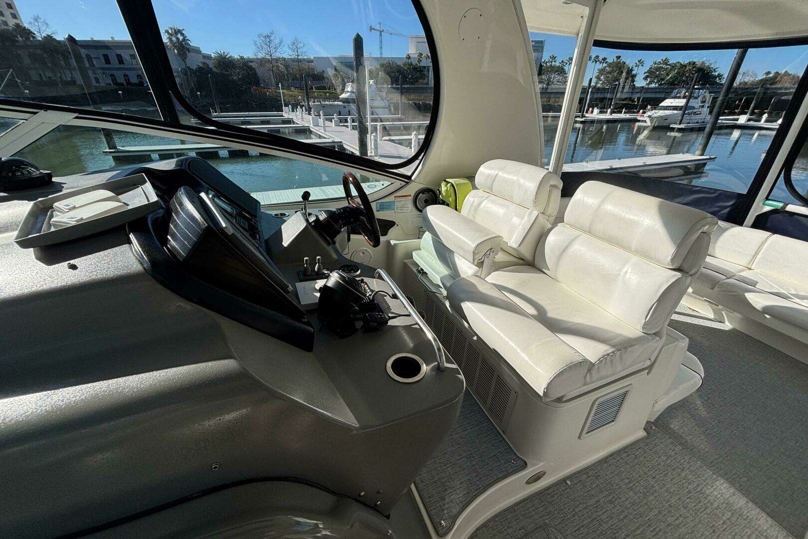 2005 Cruisers Yachts 455 Express Motor Yacht - Image 10