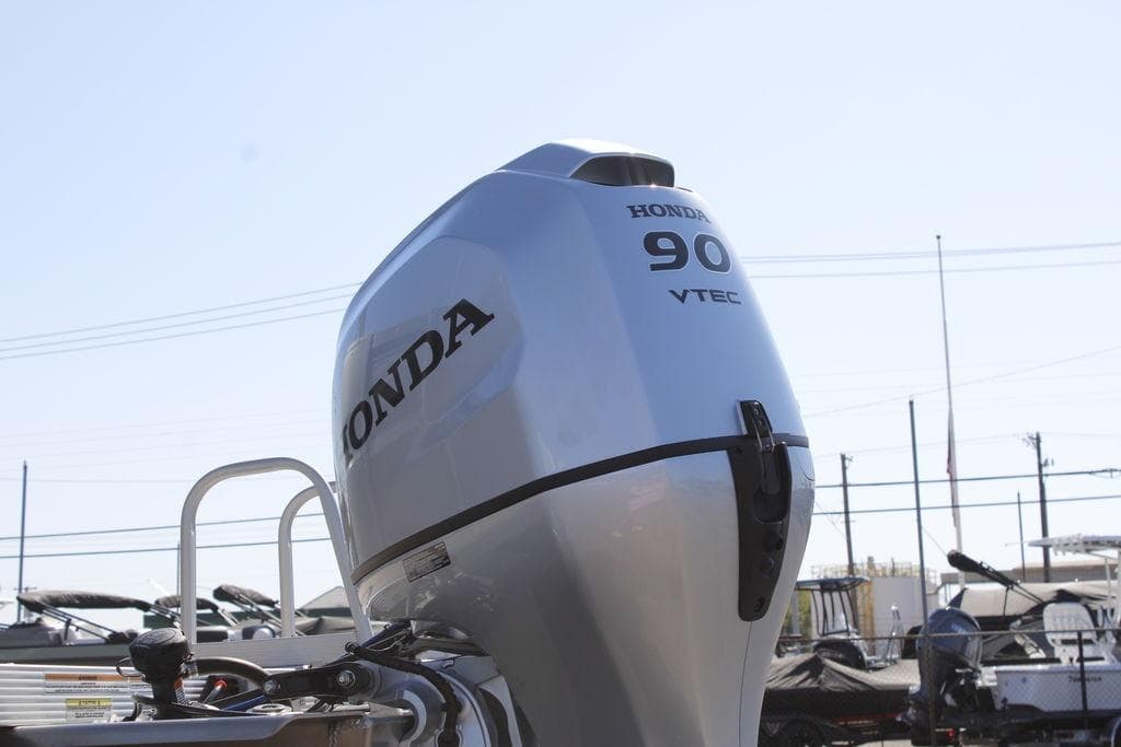 Honda 90 VTEC outboard motor on 2026 Avalon AURA QUAD LOUNGER boat.