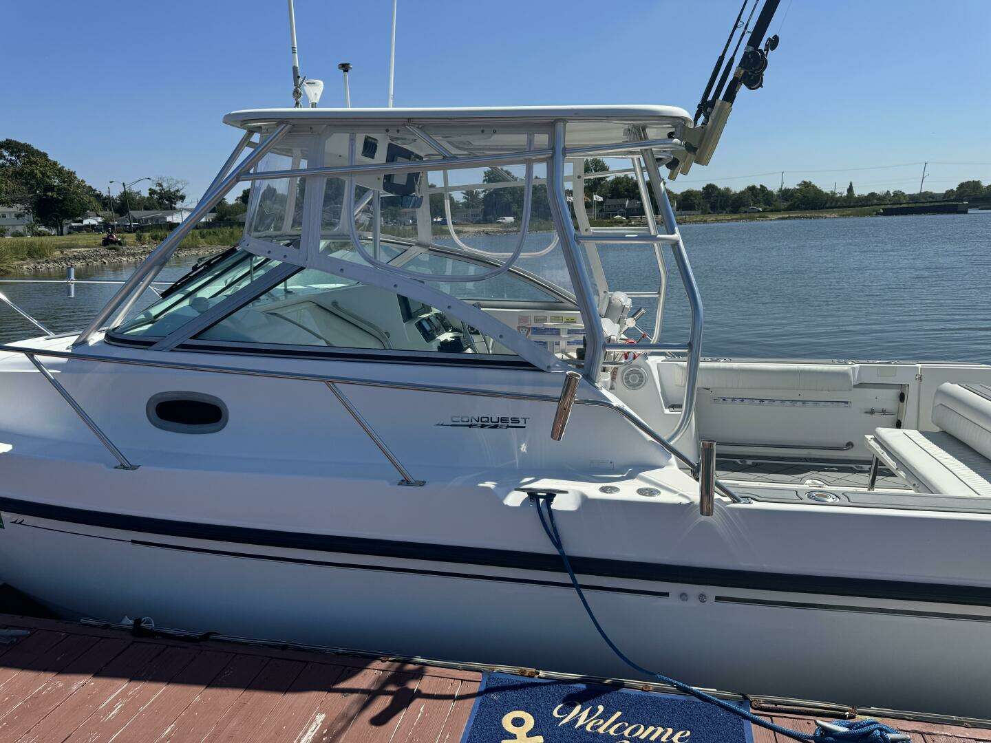 2002 Boston Whaler 275 Conquest - Image 4