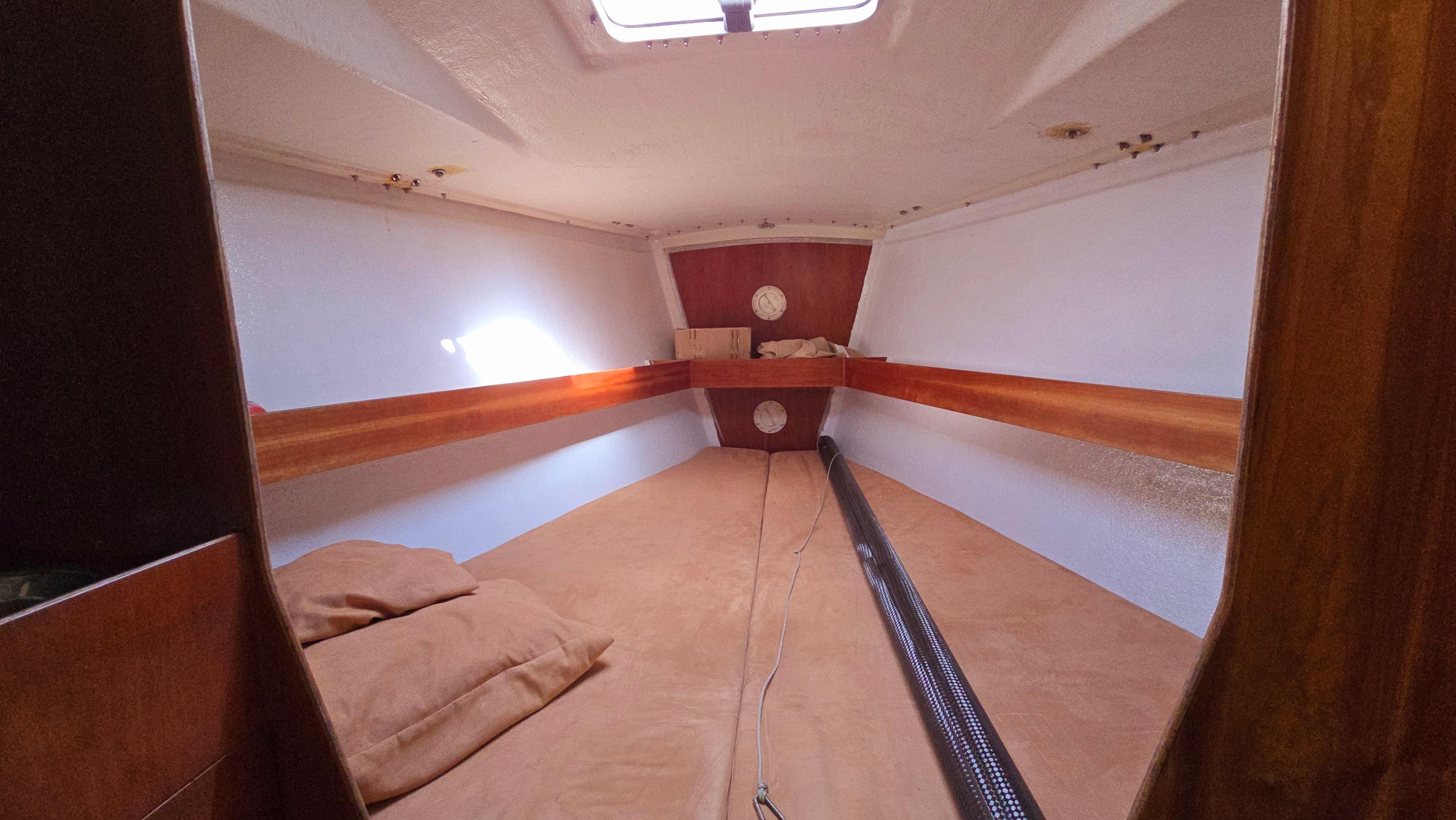 Interior of a 2003 De Ridder FF 1100 yacht cabin.