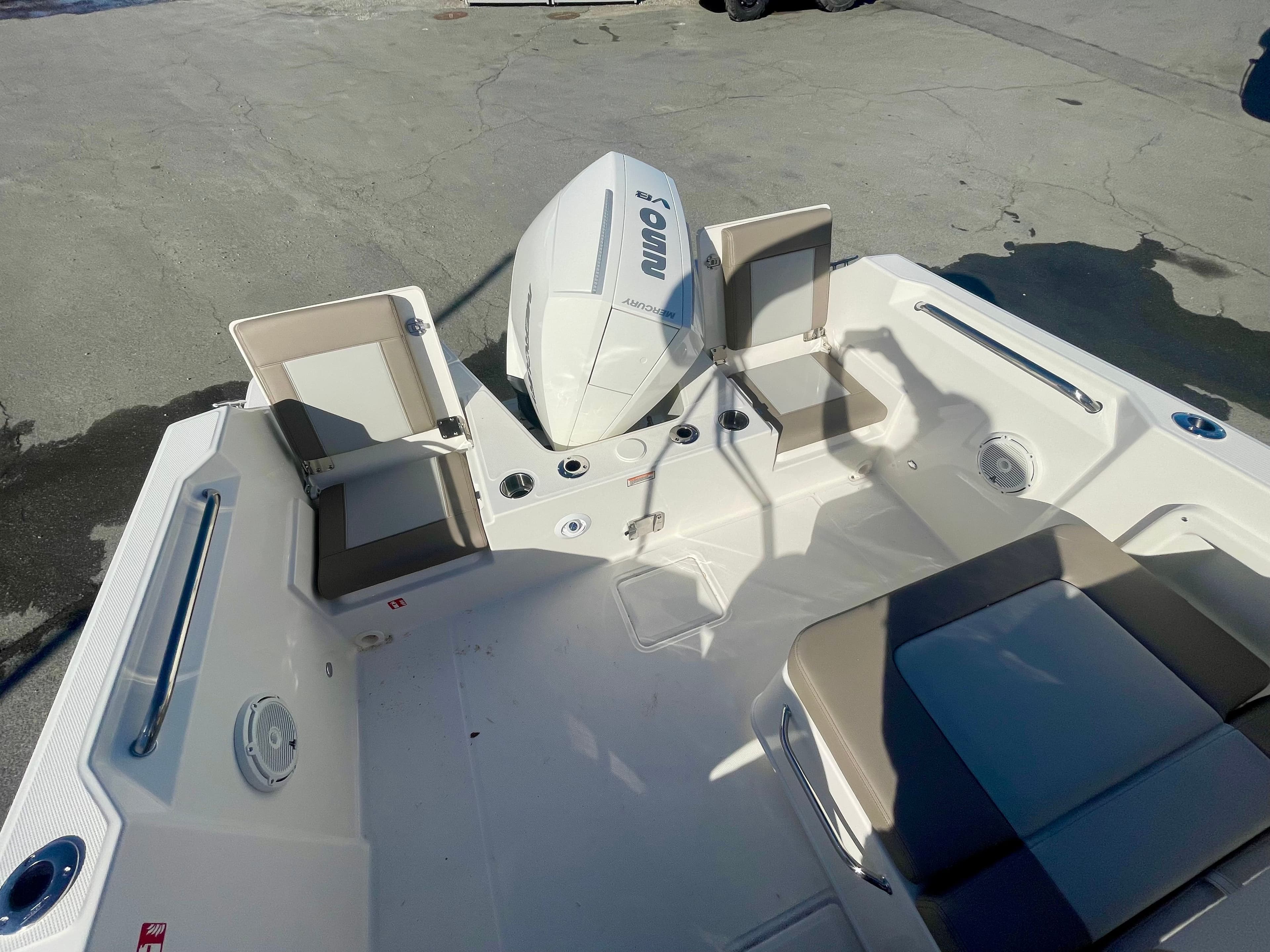 2026 Boston Whaler 210 Vantage - 5