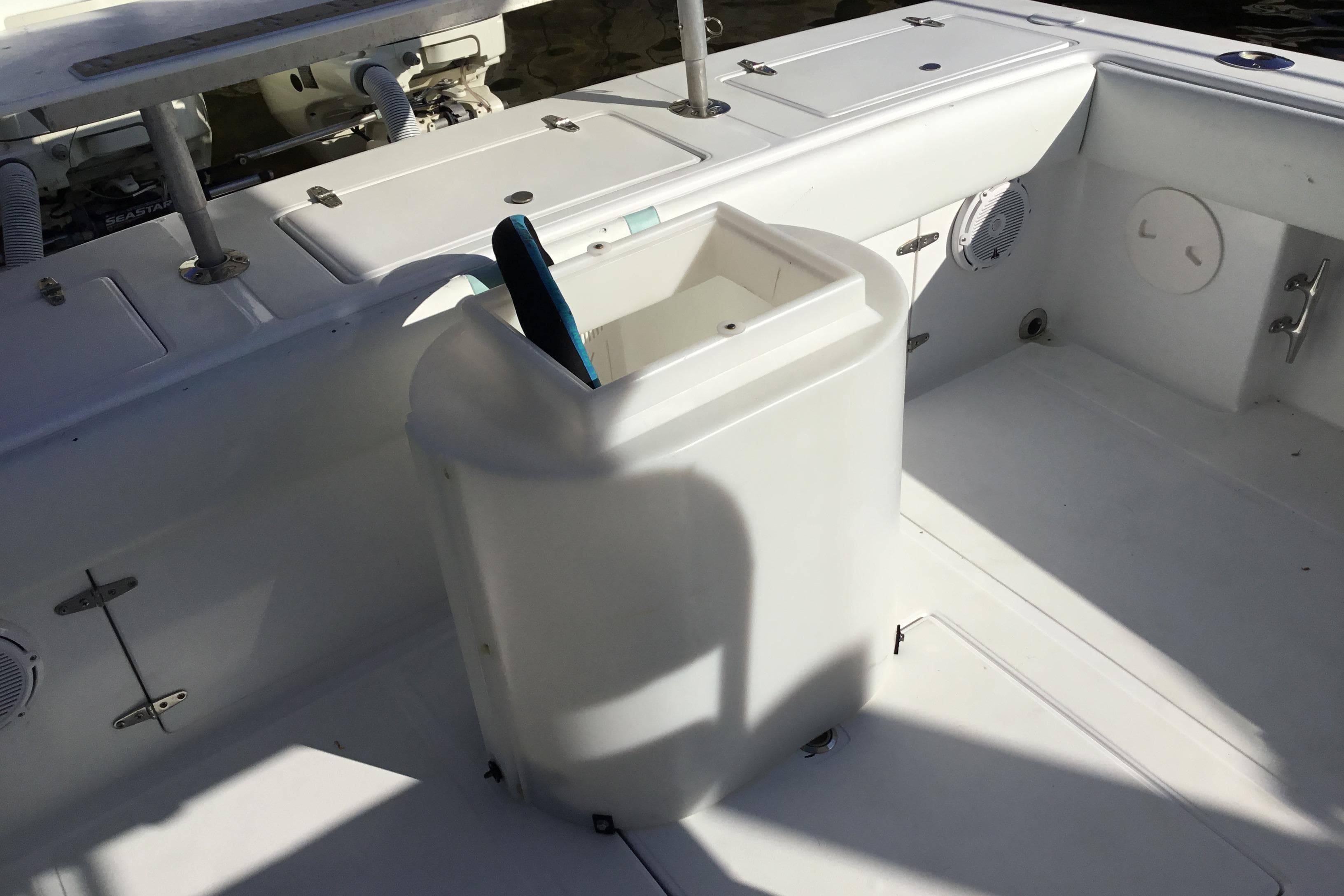 2000 Jupiter 31 Center Console boat interior with storage compartment and clean white deck.