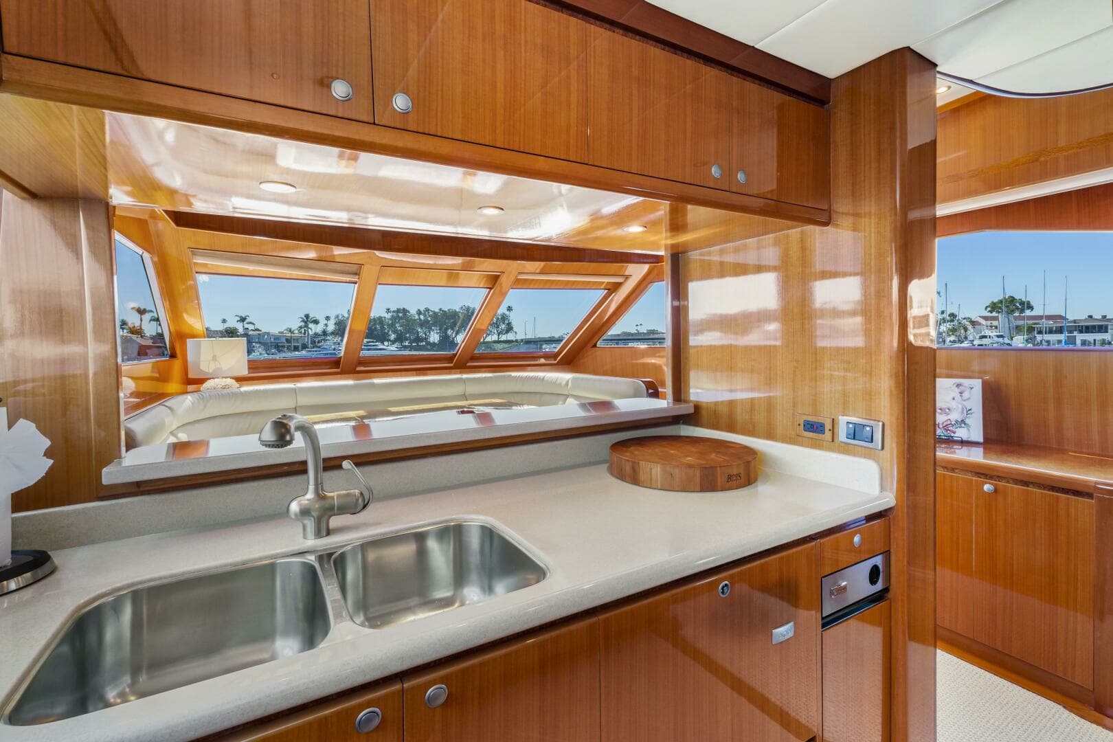2007 Hampton Cockpit Motoryacht - Image 11
