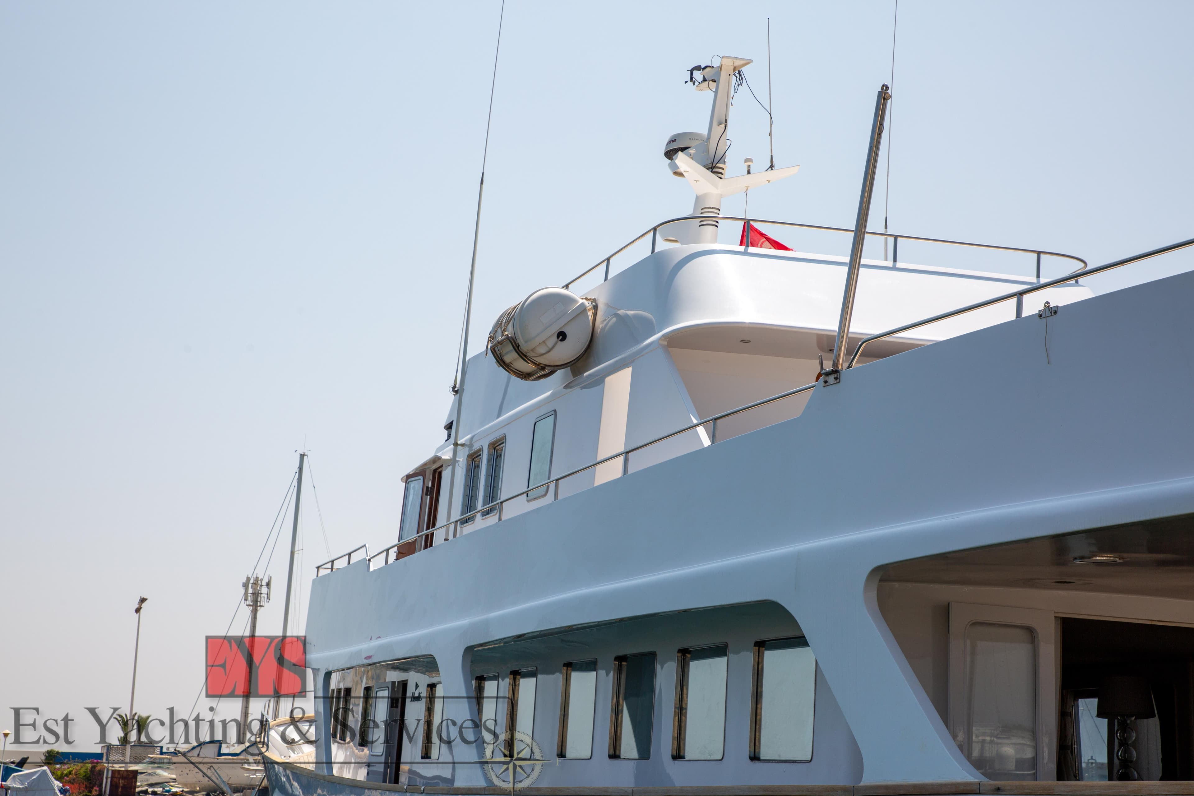 Benetti 33 yacht from 1972, featuring sleek design and modern amenities.