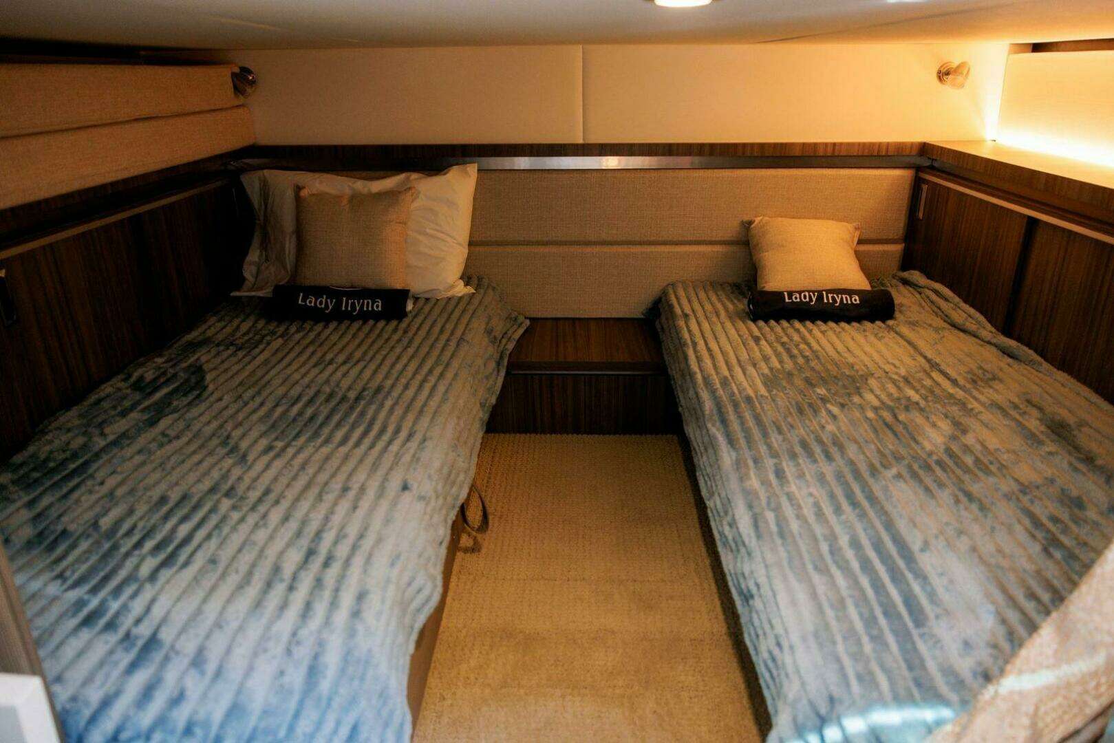 2022 Sea Ray 320 Sundancer OB - Image 14