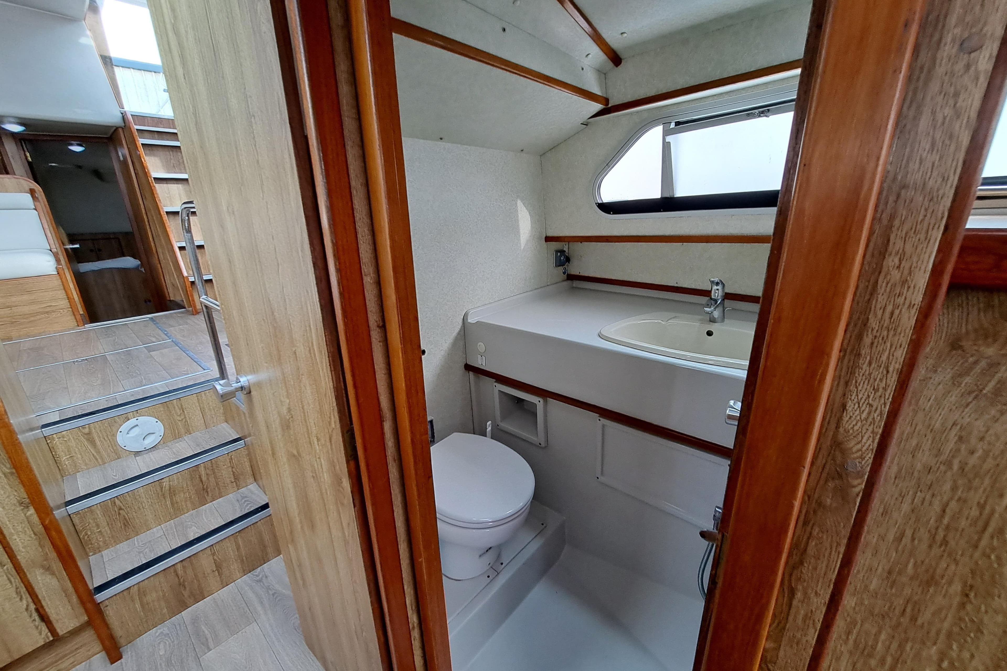 Crusader 10 - salle de bains avant