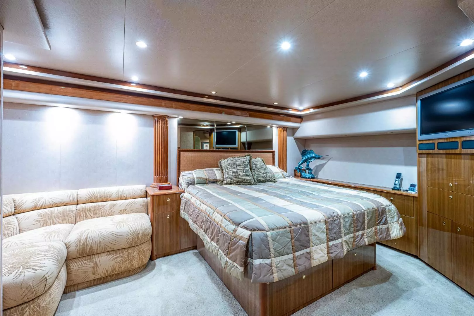 2005 Viking 74 Convertible - Image 12