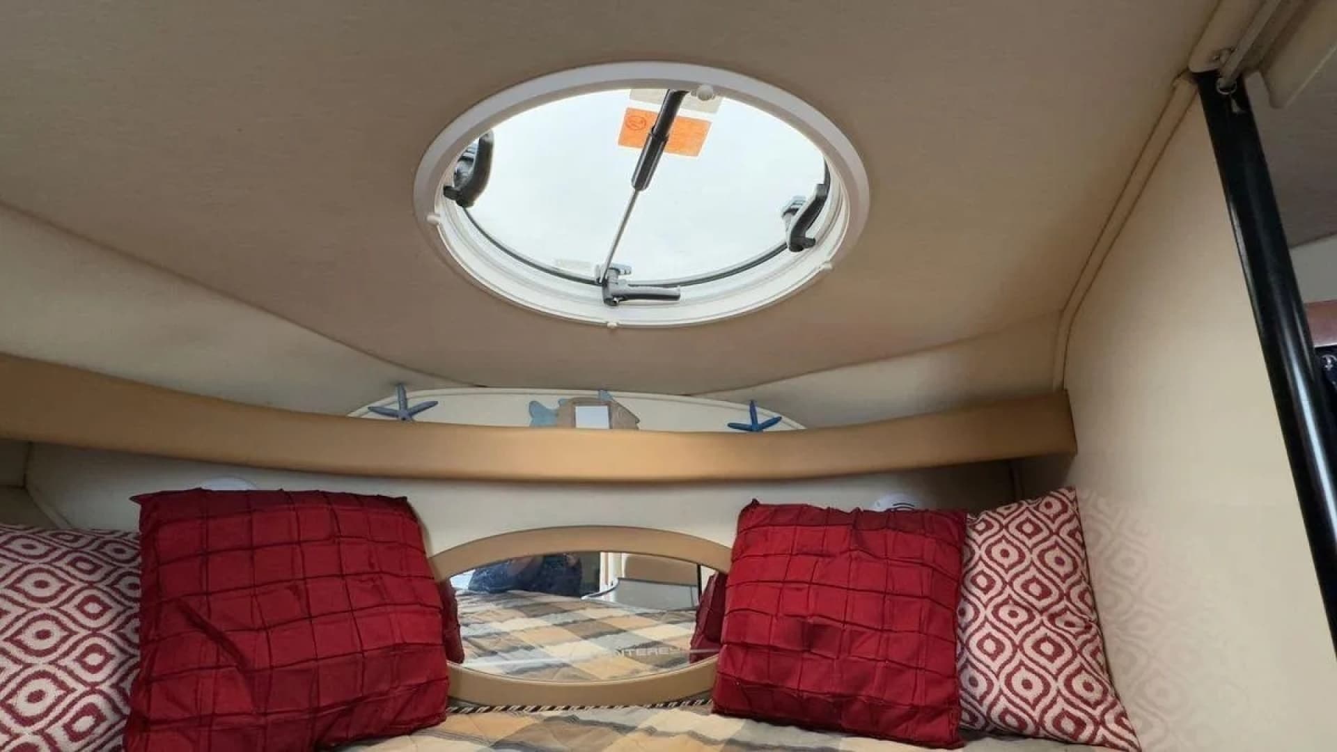 2005 Monterey 322 Cruiser - Image 3