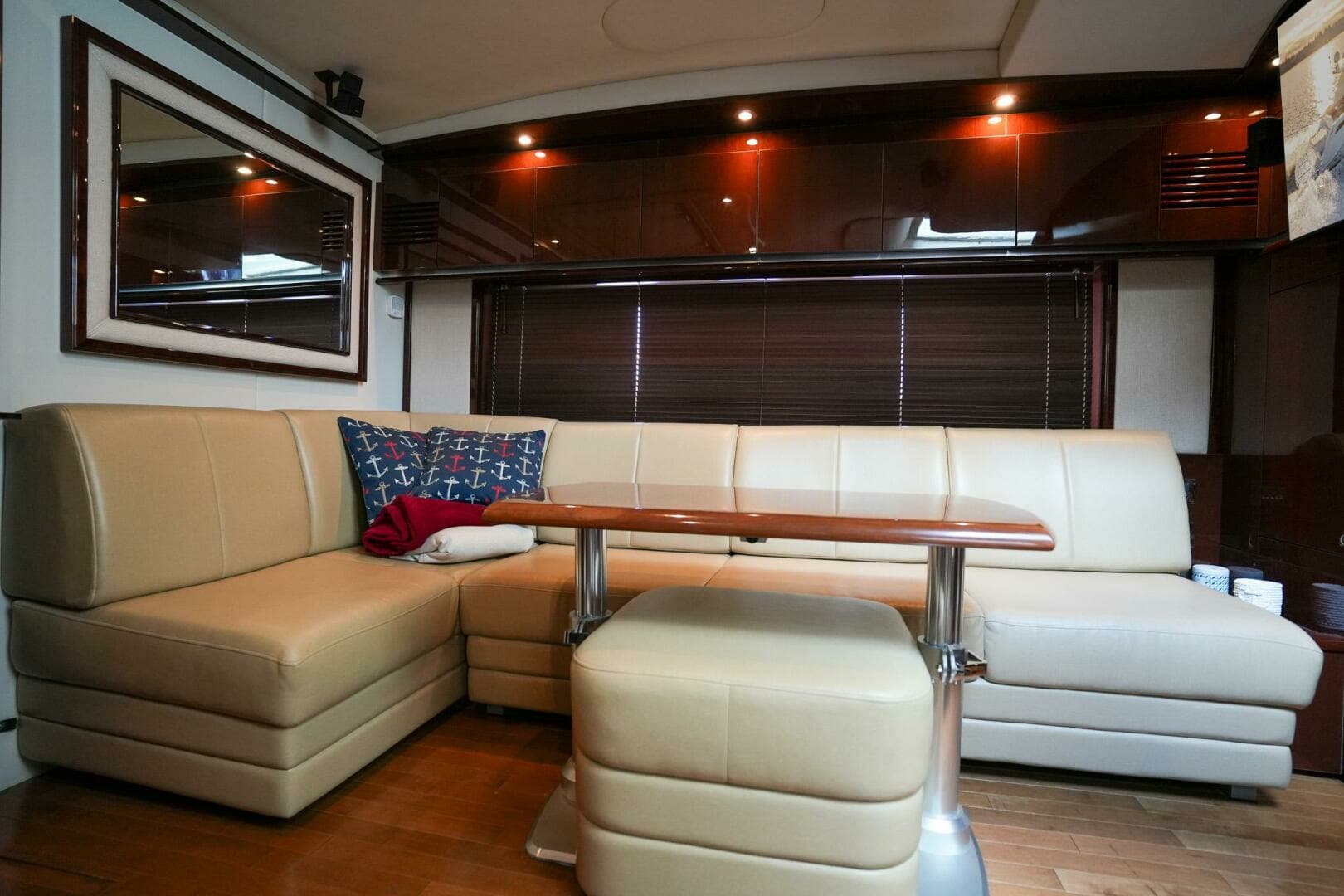 2010 Sea Ray 500 Sundancer - Image 18