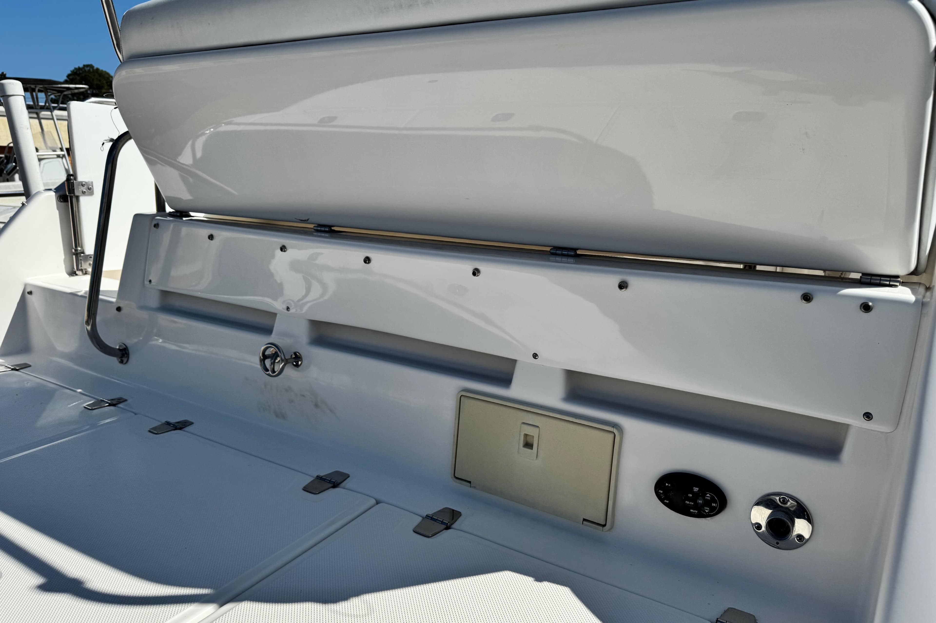 2007 Regal Commodore 2665 boat interior, featuring white seating and control panel.