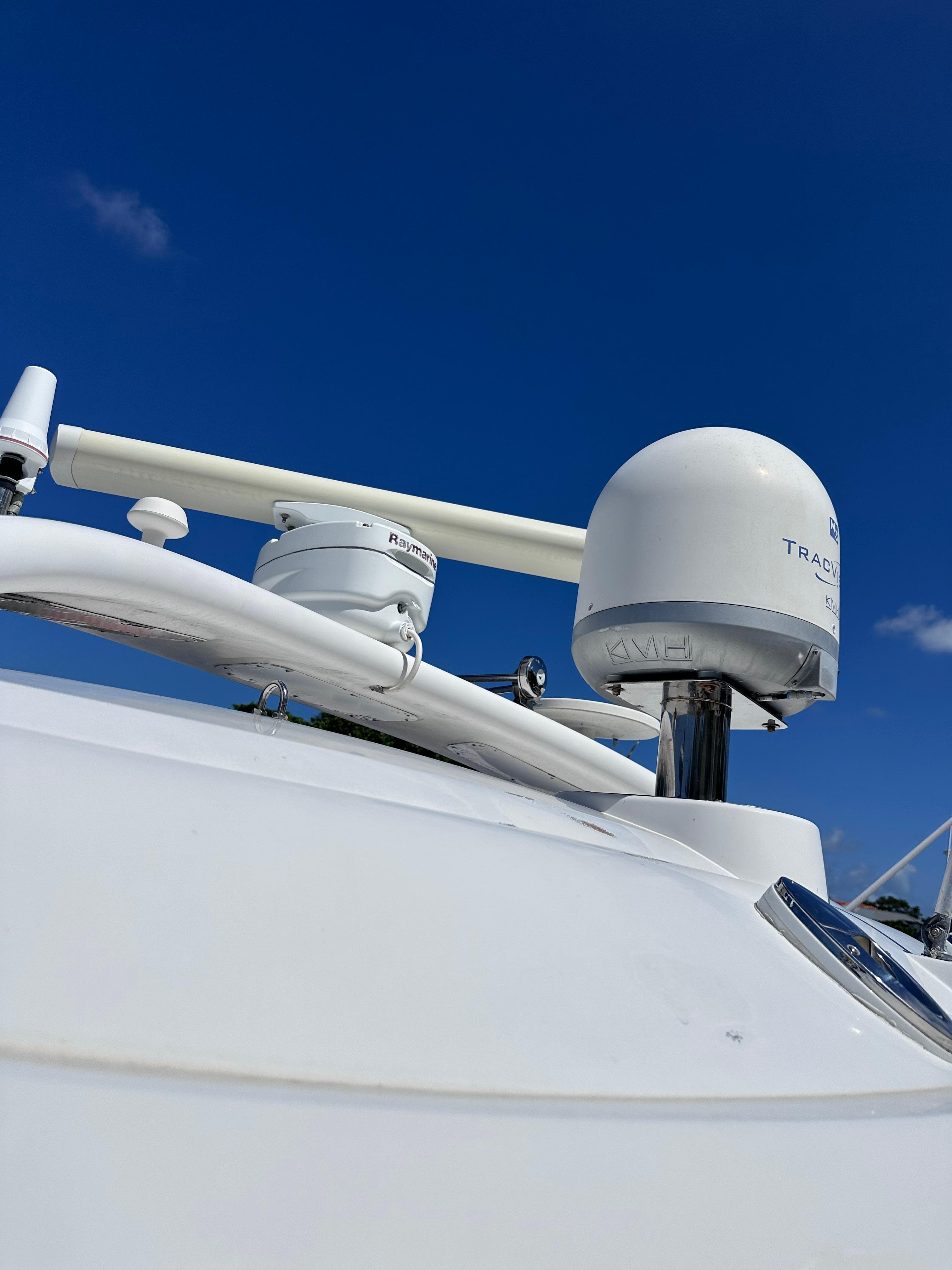2008 Four Winns V458 yacht radar and satellite equipment against clear blue sky.