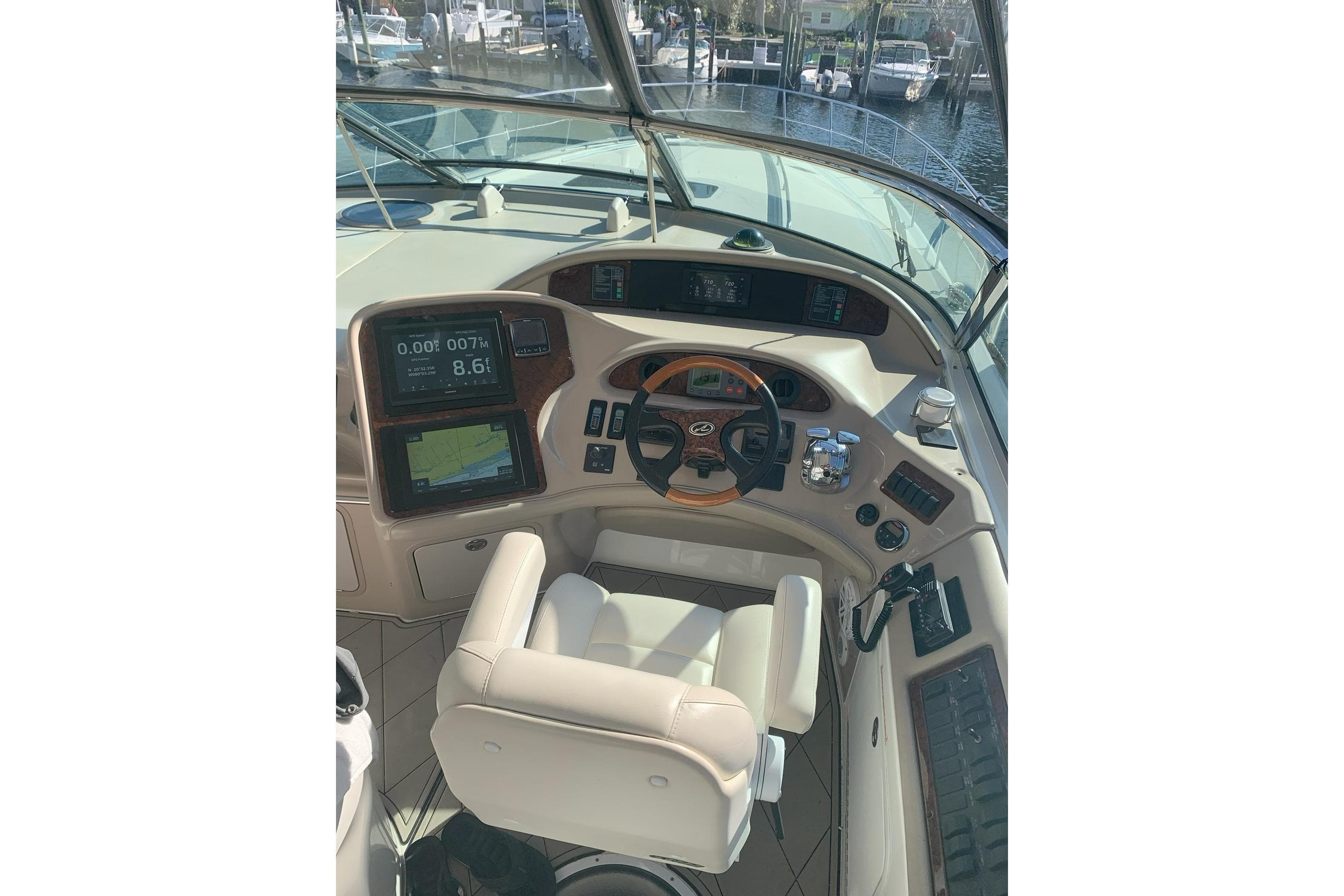 Helm of 2004 Sea Ray 550 Sundancer with navigation displays and controls.