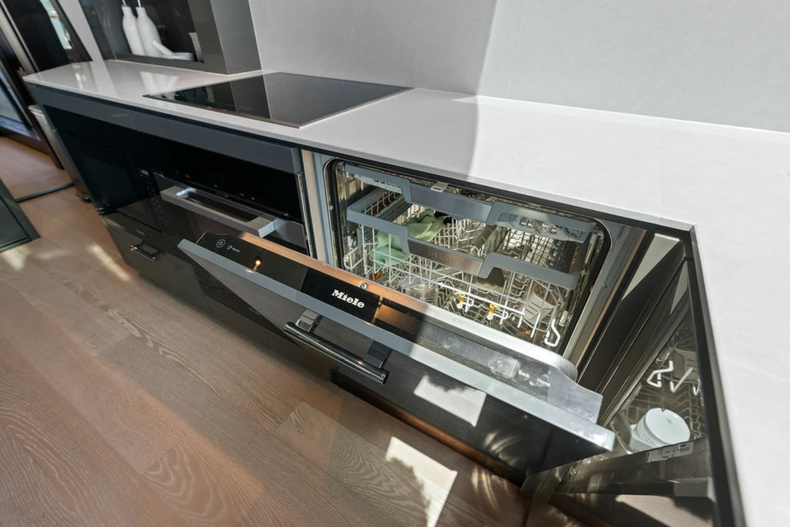 2026 Sunseeker 88 Yacht - Image 56