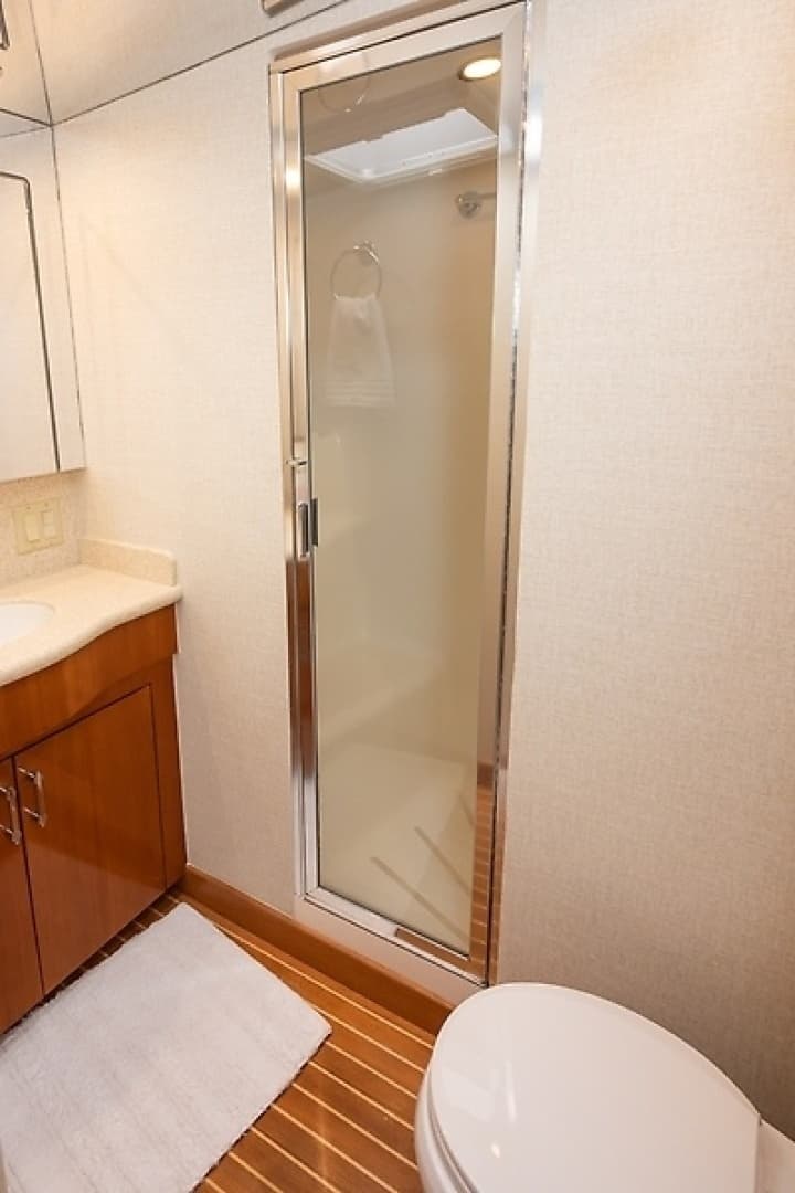 2001 Hatteras 60 Convertible - Image 31