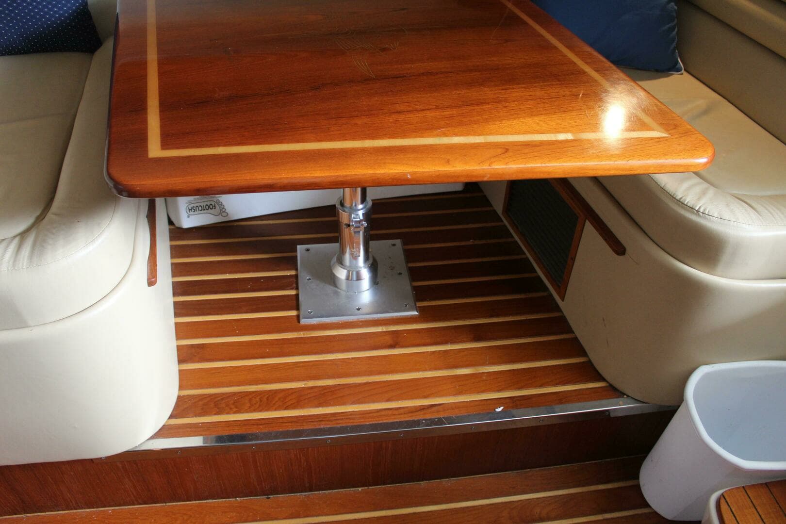 2001 Pursuit 3400 Express - Image 19
