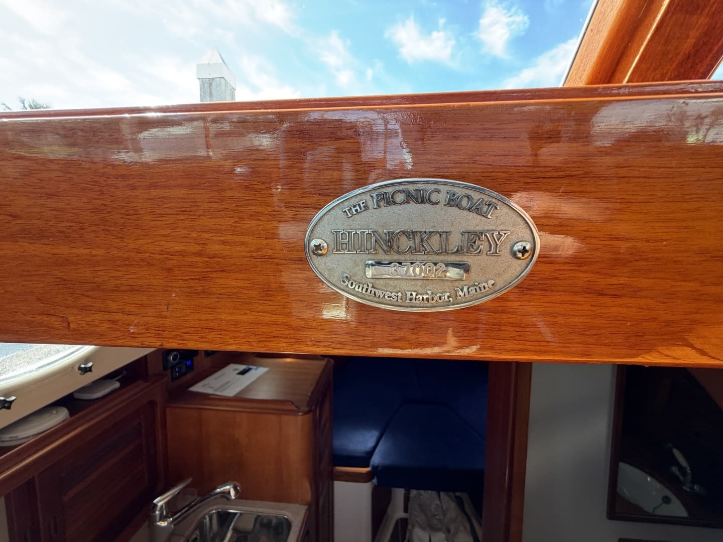 2009 Hinckley Picnic Boat 37 MKIII - Image 30