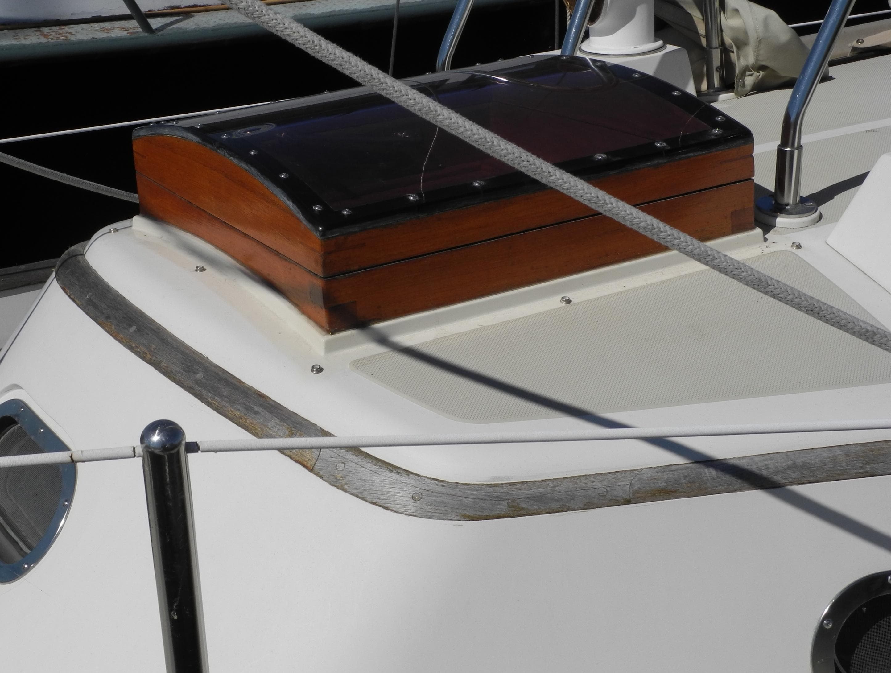 1987 Ta Shing Tashiba 31 sailboat deck with wooden hatch detail.