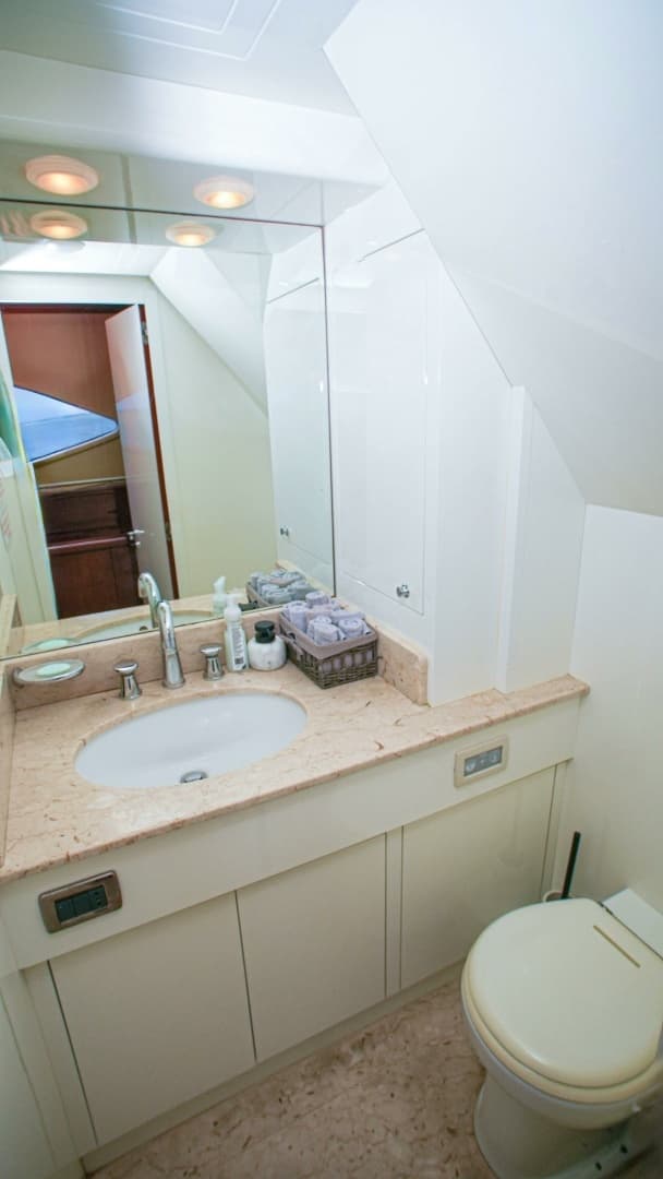 2005 Falcon Falcon 102 Flybridge - Image 10