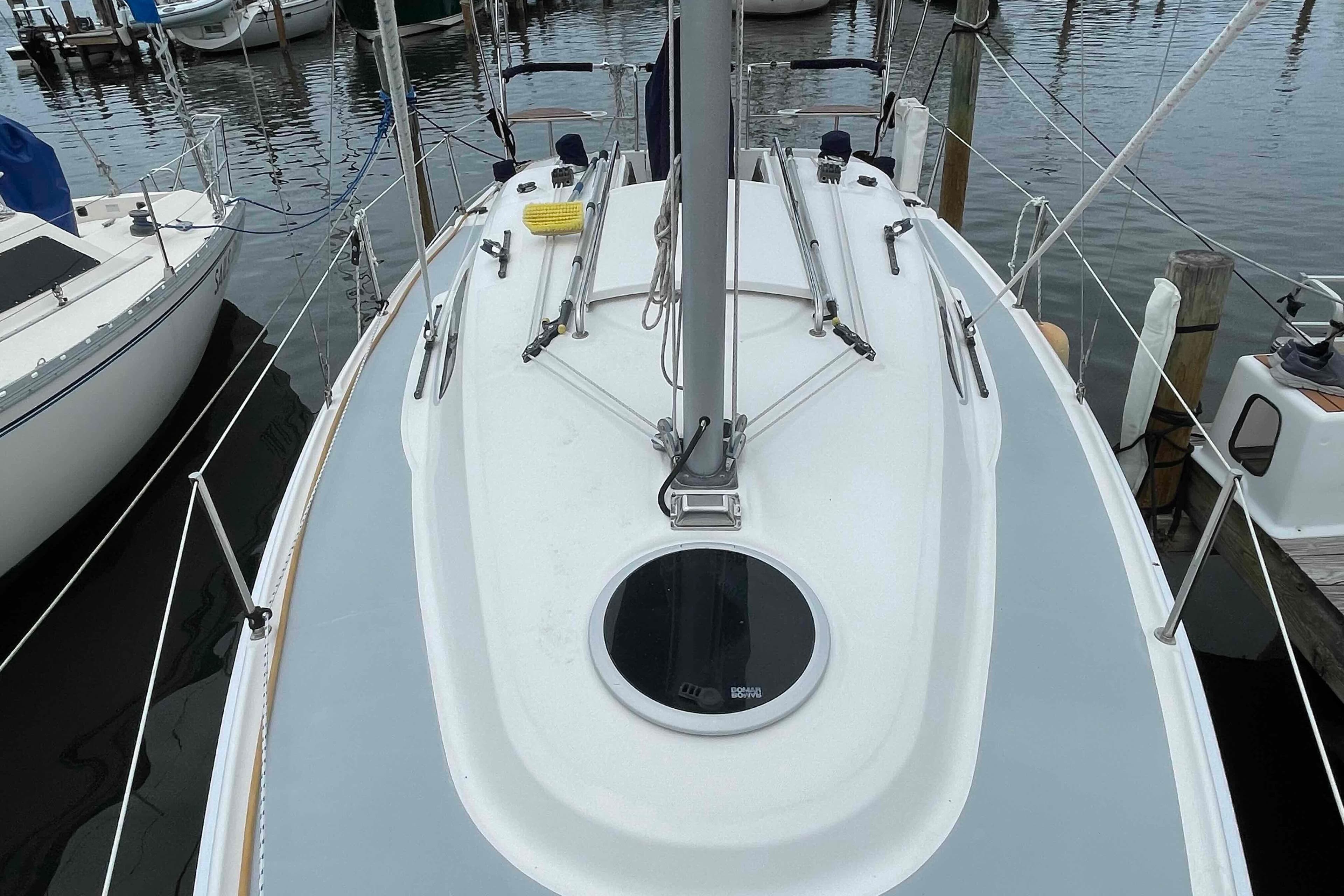 2006 Hunter 270 sailboat docked, showcasing deck and rigging details.