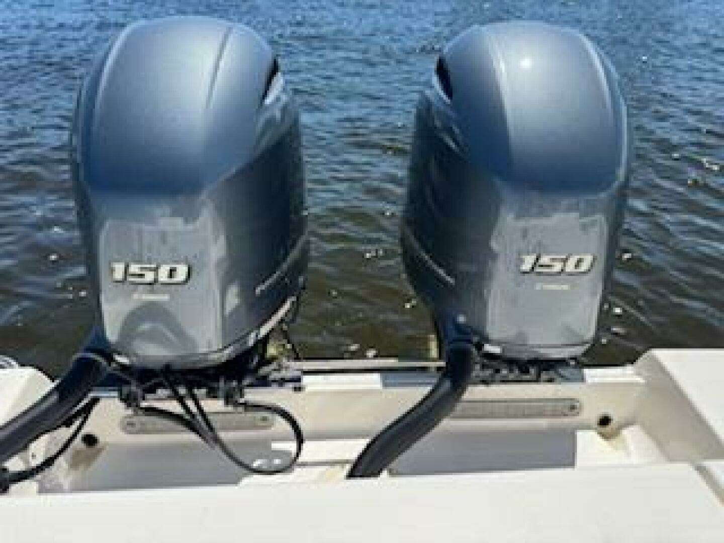 2022 Robalo R242 Center Console - Image 23