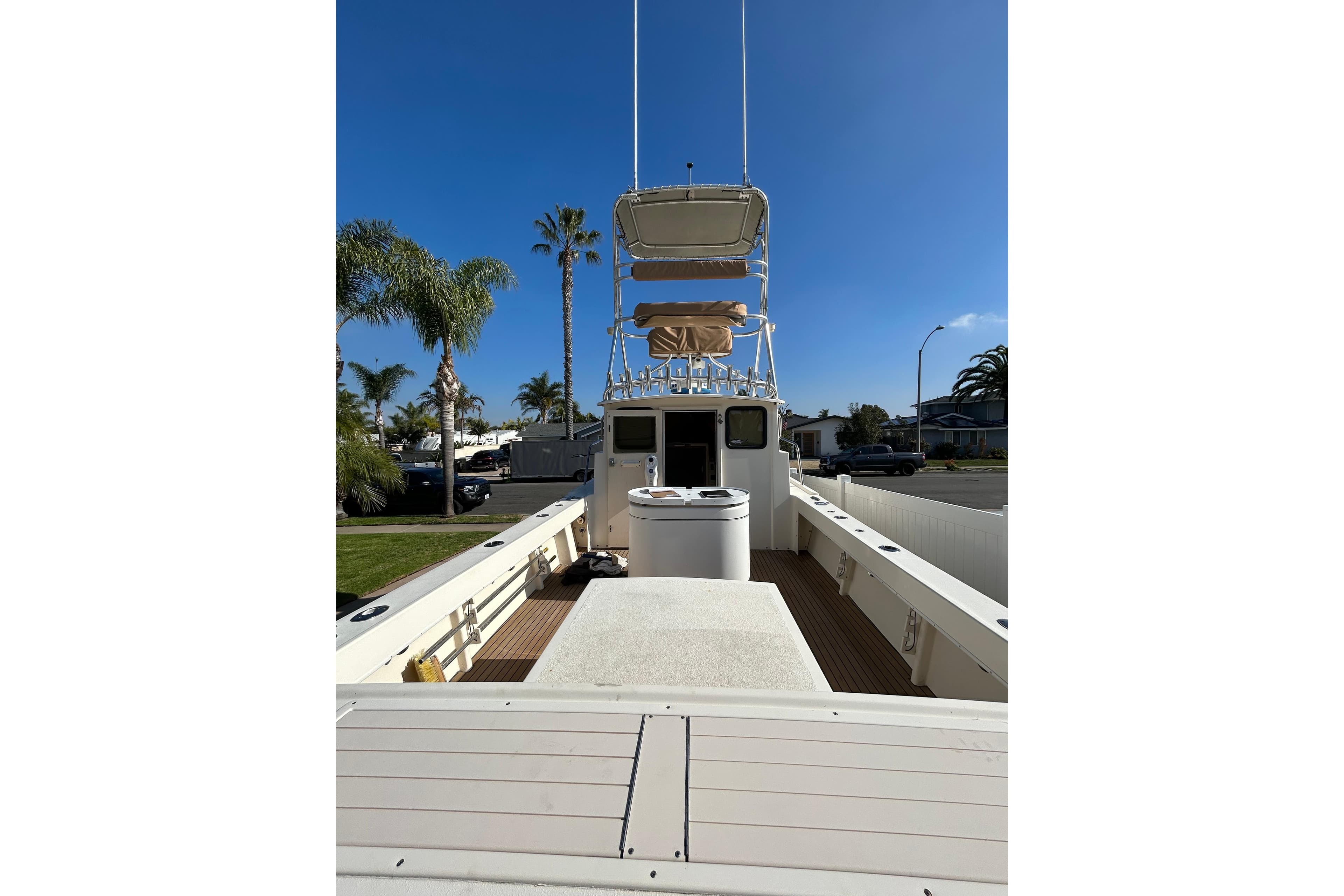 2000 Parker 2520 XLD Sport Cabin boat with tower, docked under clear blue sky.