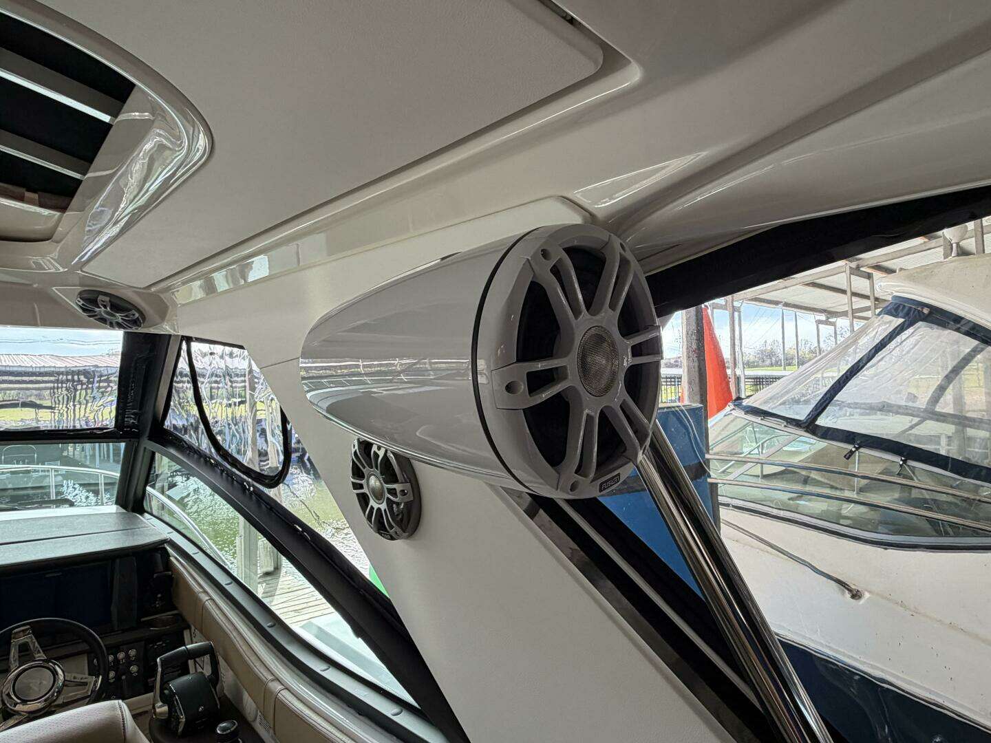 2023 Sea Ray Sundancer 320 - Image 7