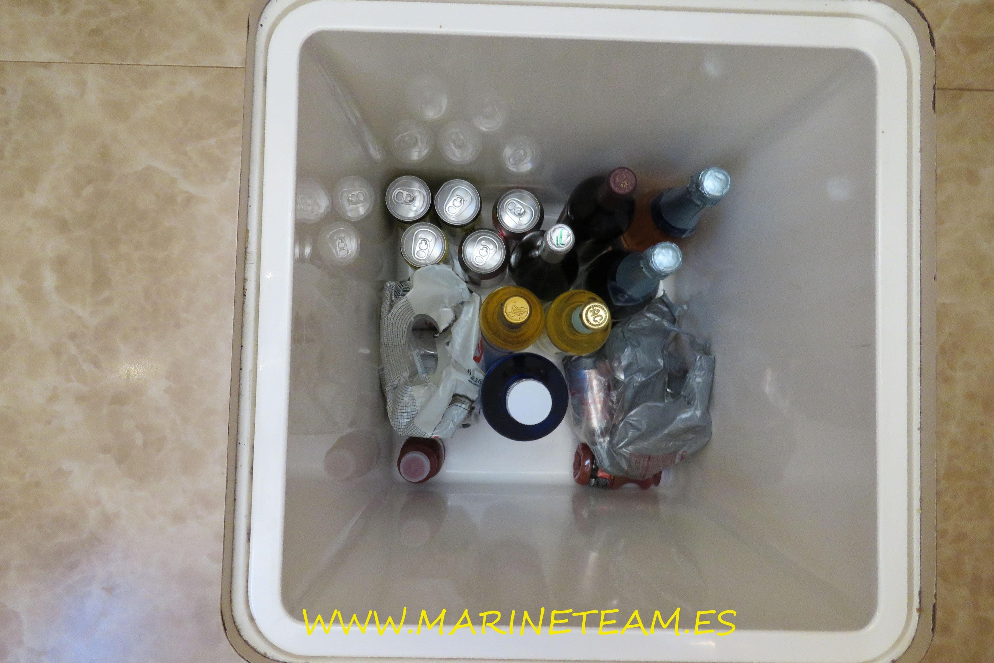 Cooler with assorted drinks and bottles, Princess 60, 1995 model.