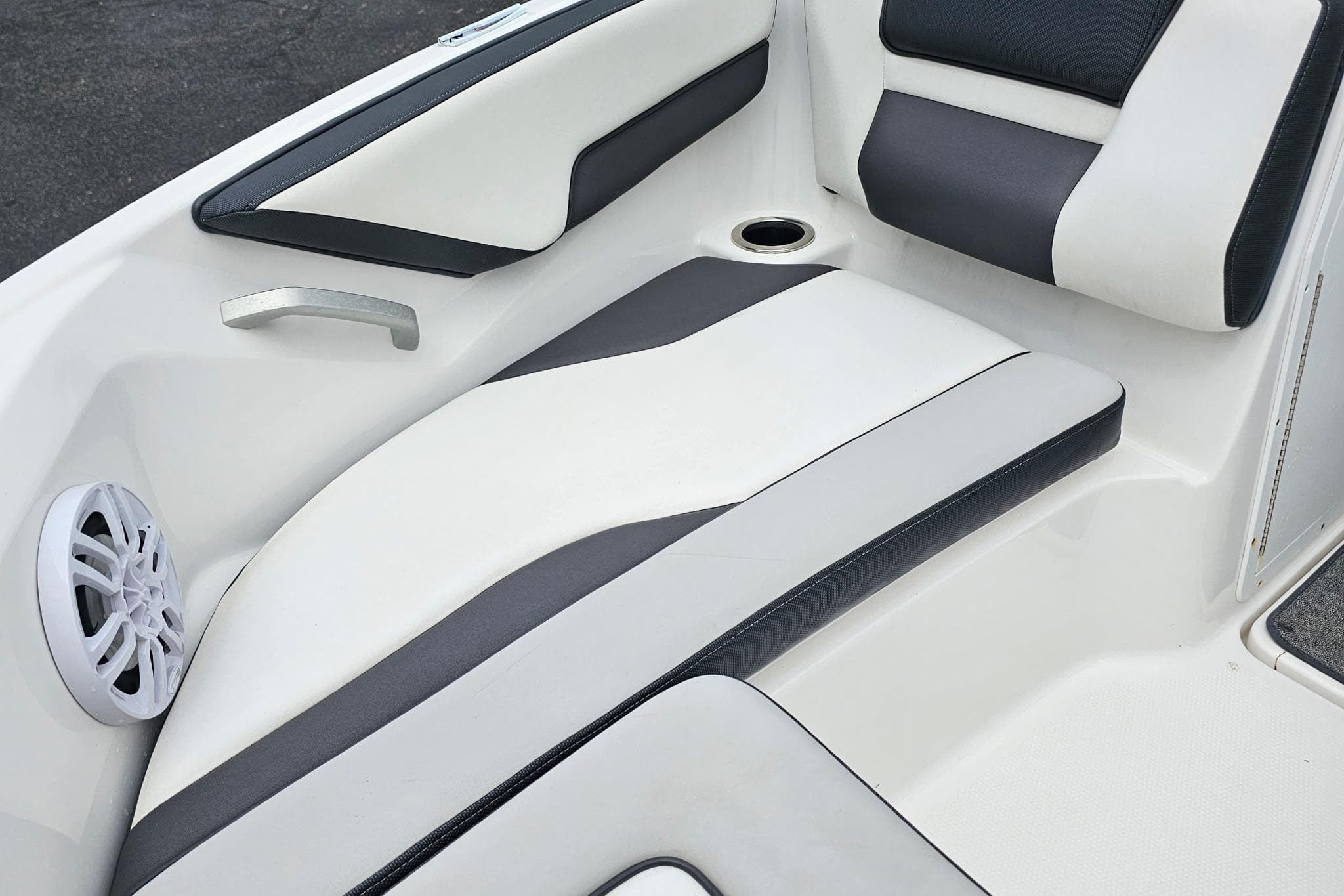 2019 Yamaha Boats AR195 interior seating with speaker and cup holder.