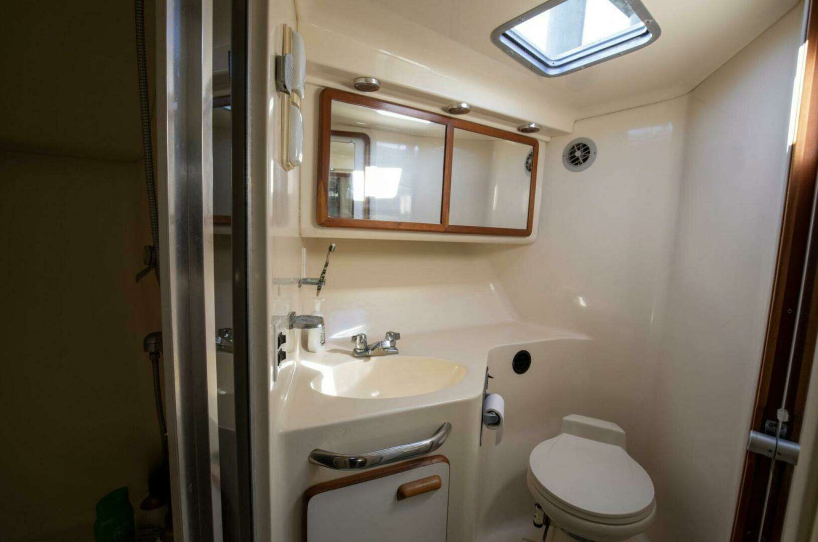 1990 Sea Ray 420 Sundancer - Image 31