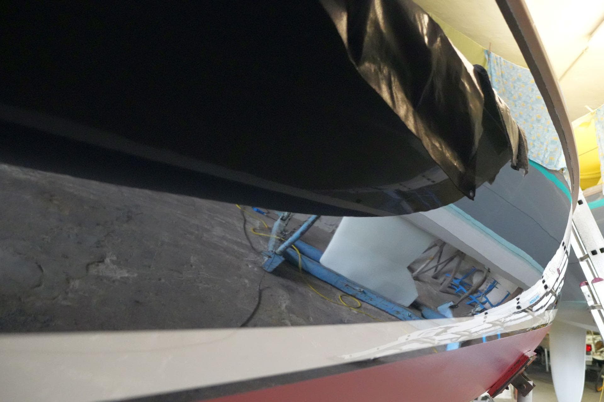 Saffier SC 8M Cabin 2022 boat hull in workshop, reflecting surroundings.