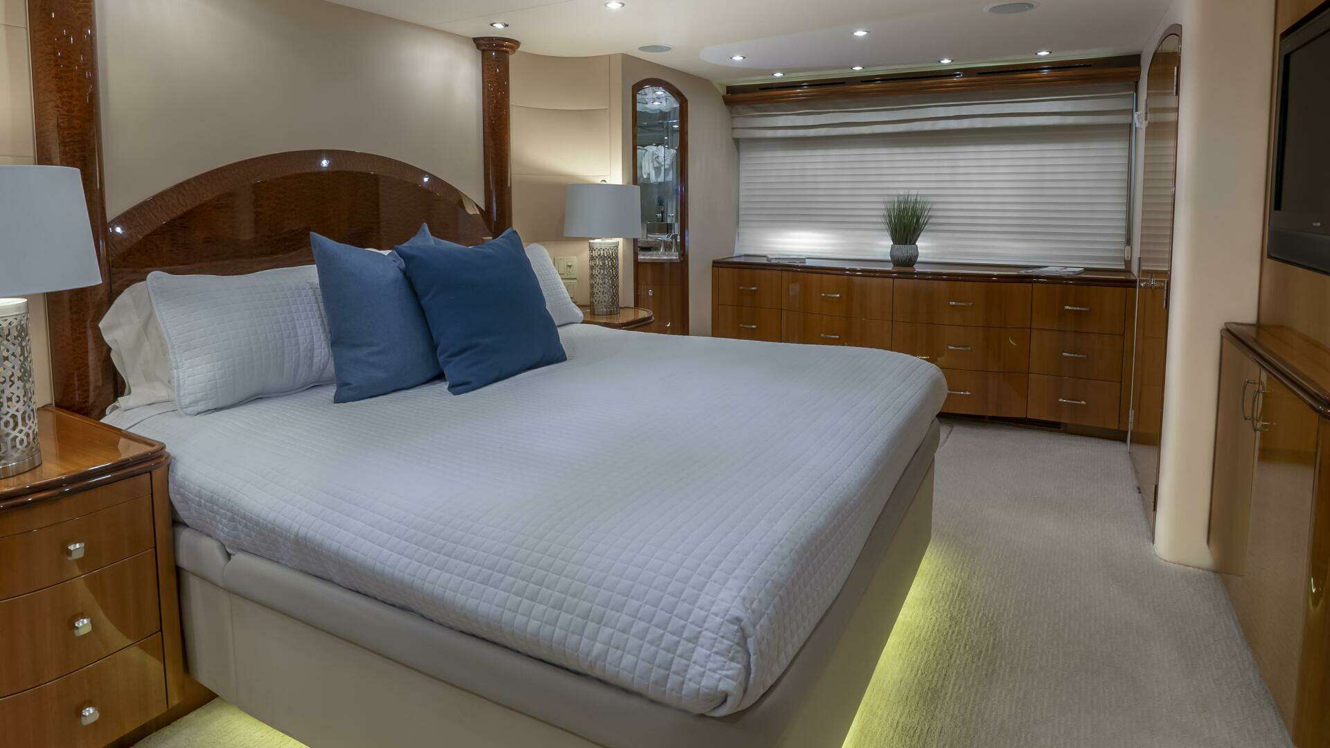 2007 Hatteras 80 - Image 39
