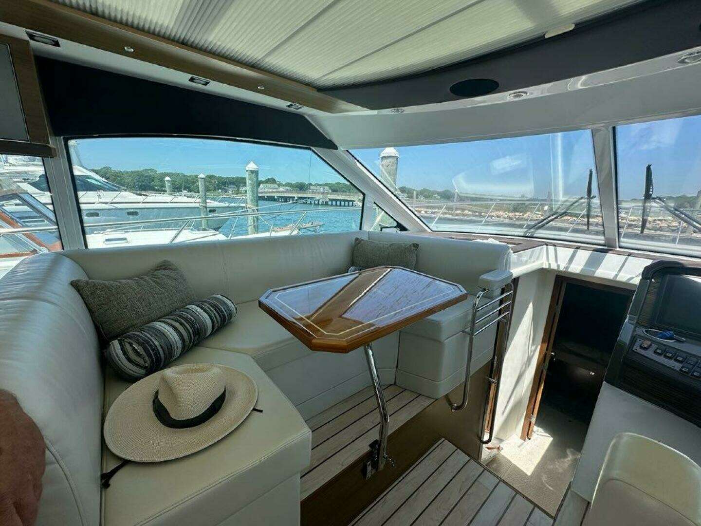 2015 Cruisers Yachts Cantius - Image 23
