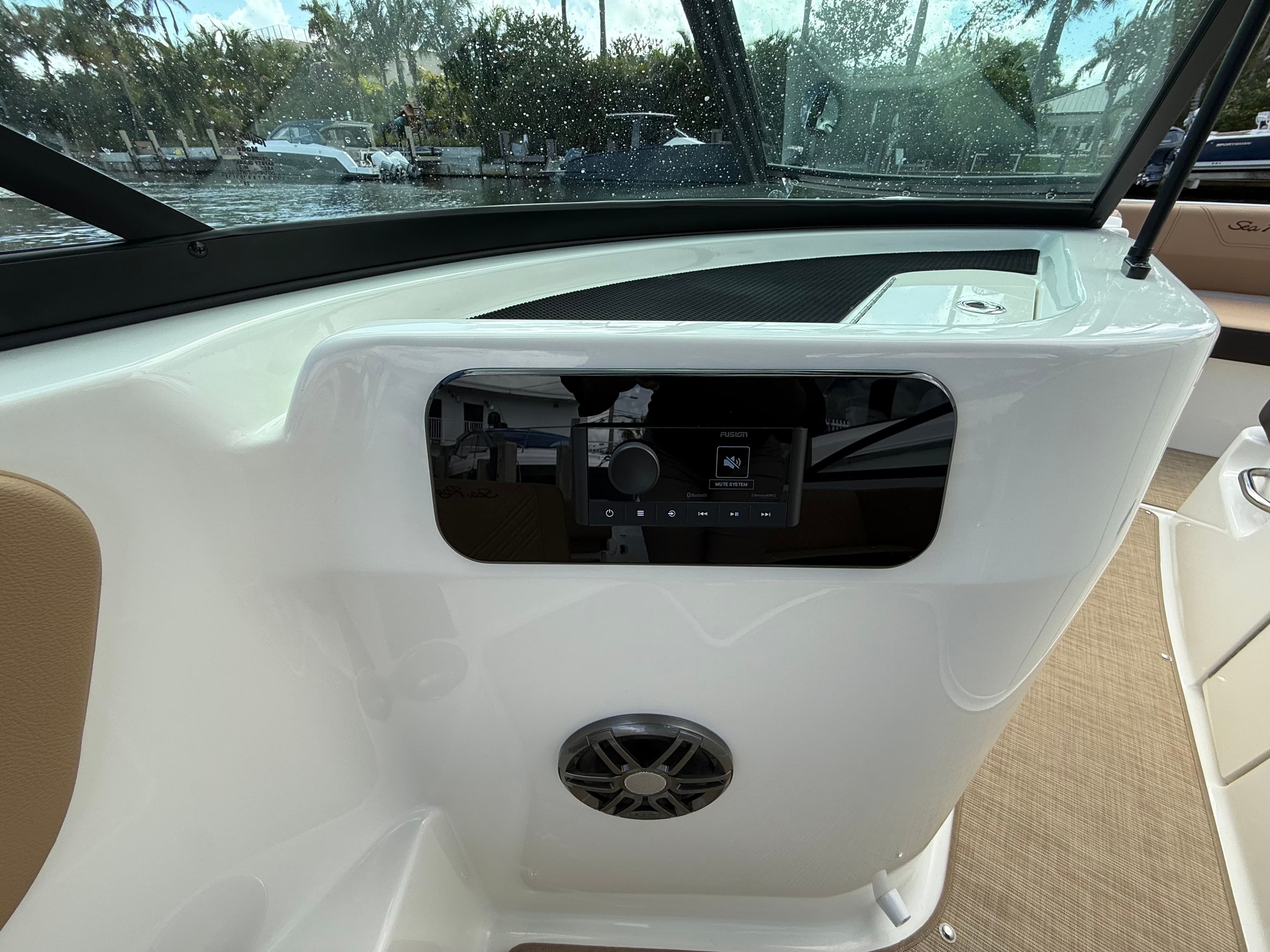 2026 Sea Ray SDX 270 Outboard - 24