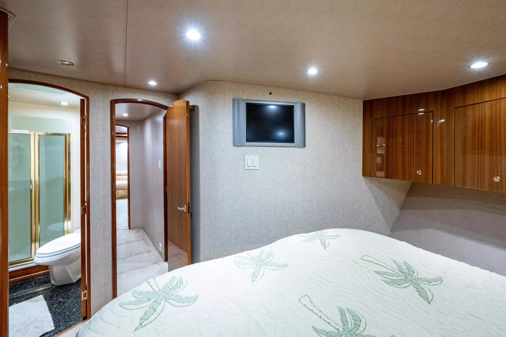 2005 Viking 74 Convertible - Image 21