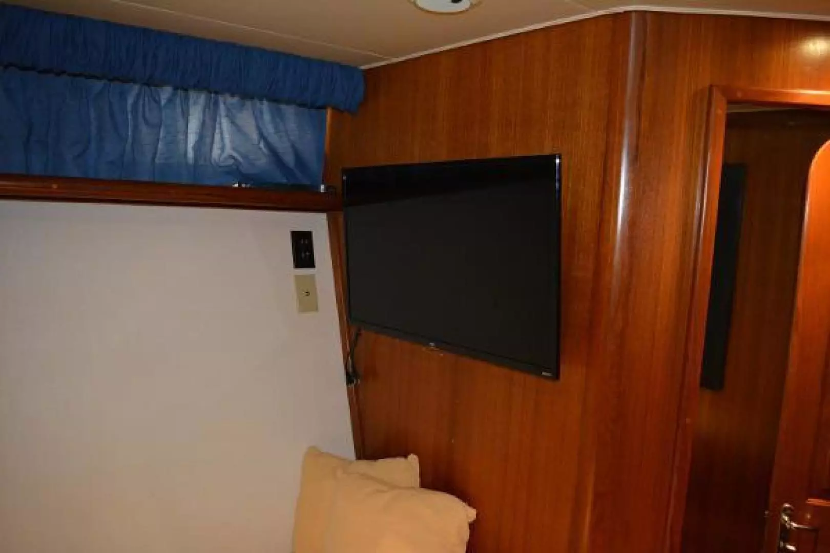 1989 Viking Motor Yacht - Image 63