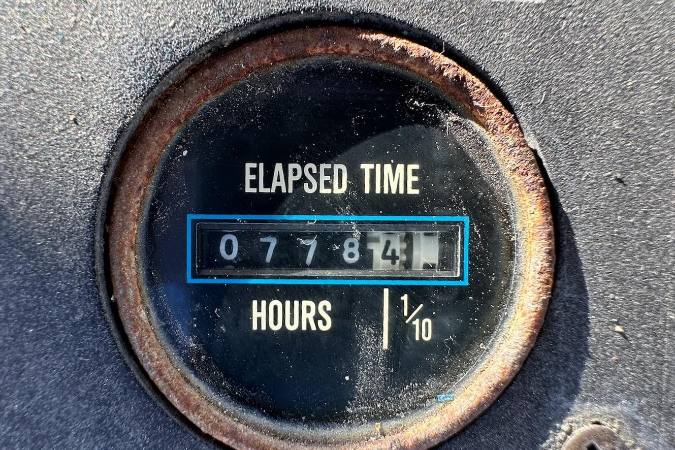 Elapsed time gauge showing 7184.1 hours on 1988 Carver 38 Santego.
