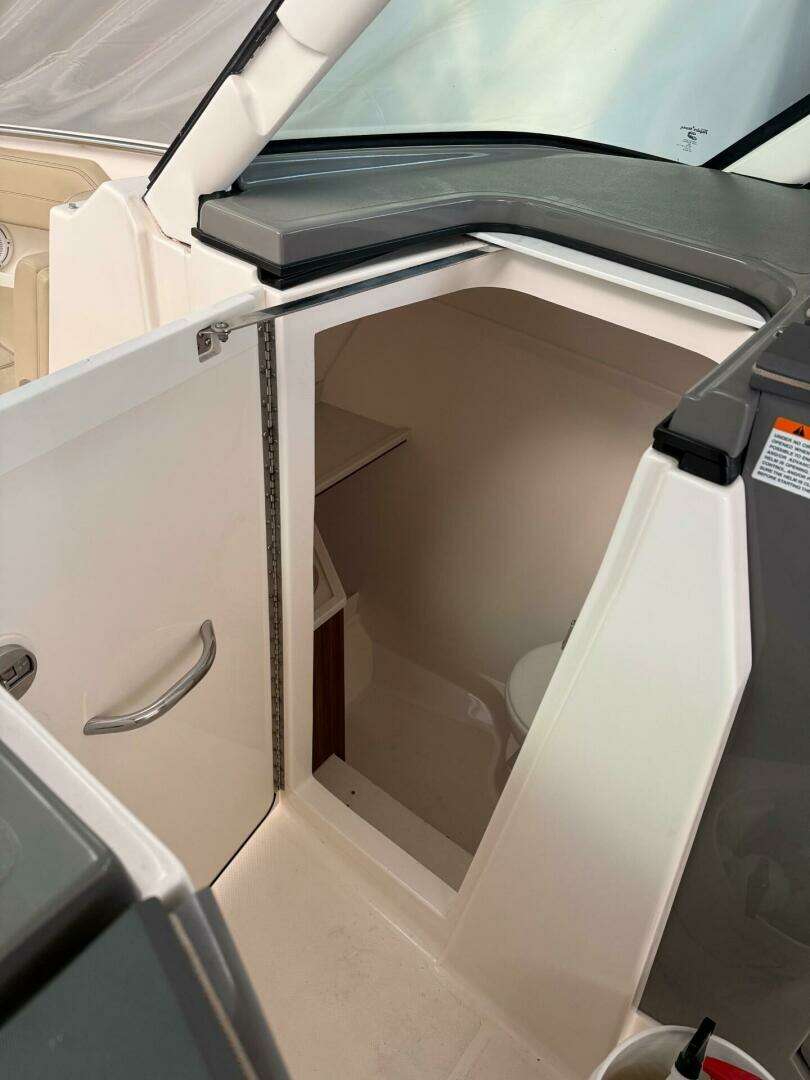 2017 Pursuit DC 295 - Image 11