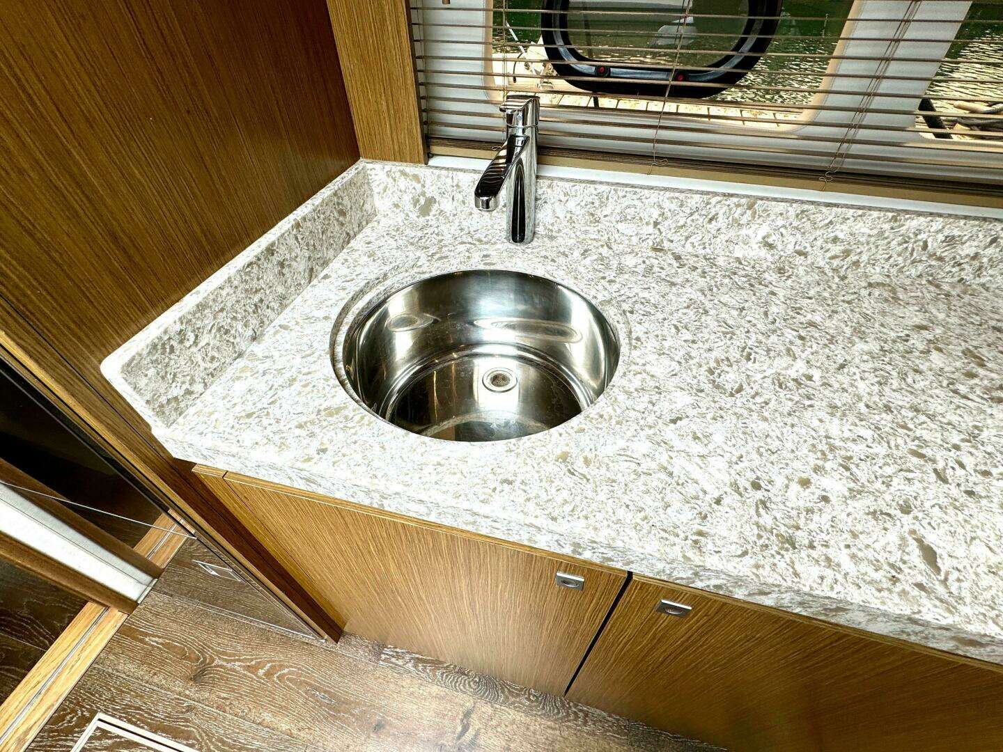 2017 Sea Ray 510 Sundancer - Image 30