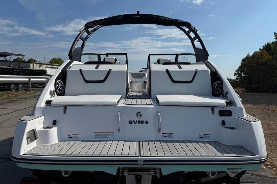 2026 Yamaha Boats 222S, rear view, showcasing spacious deck and seating.
