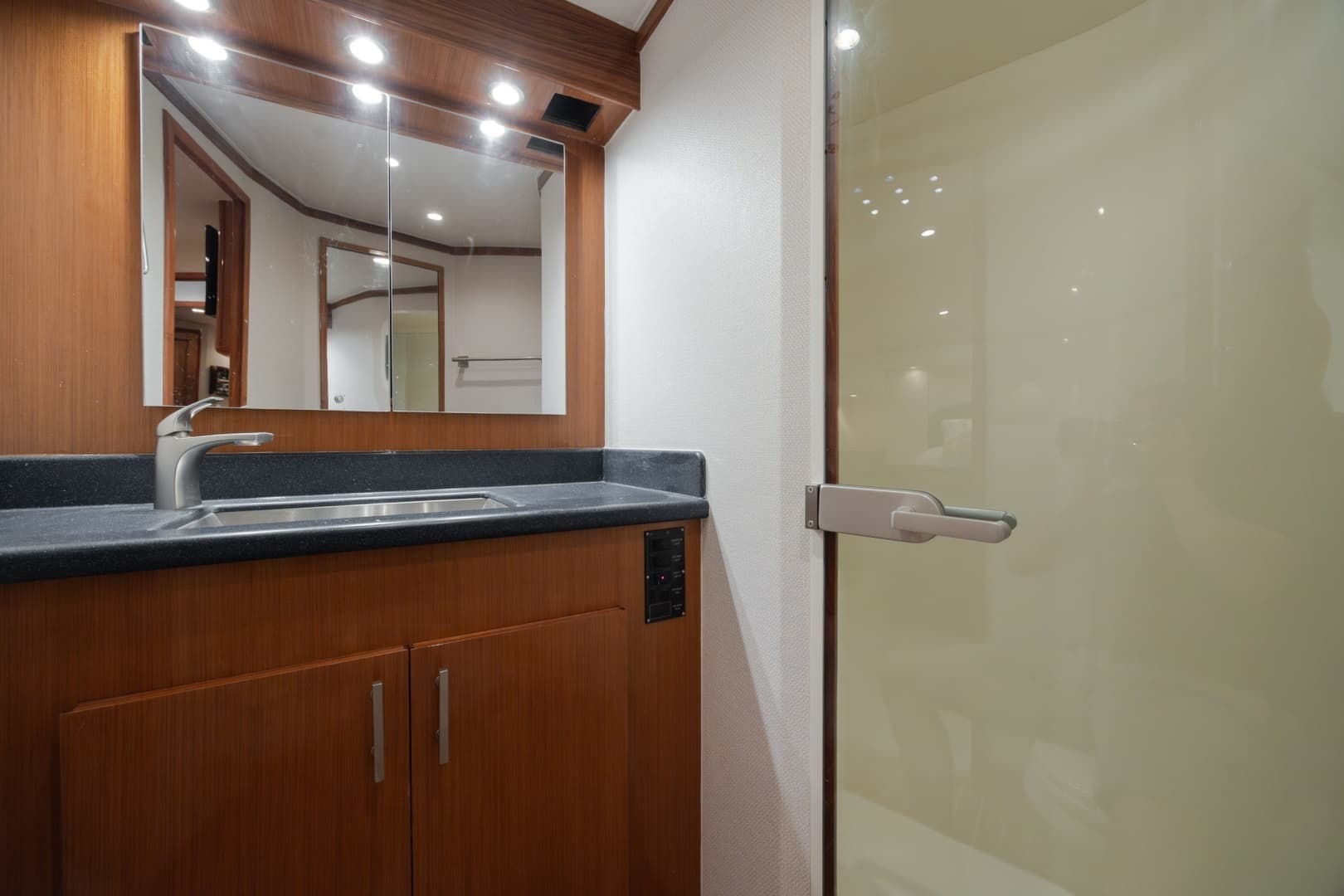 2000 Viking 55 Convertible - Image 39