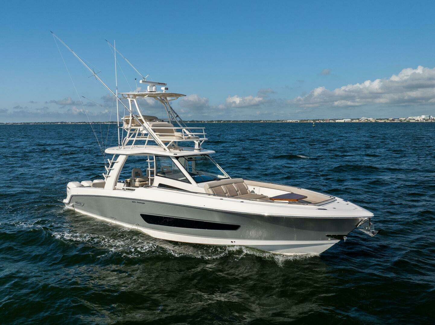 2021 Boston Whaler 420 Outrage - Image 8