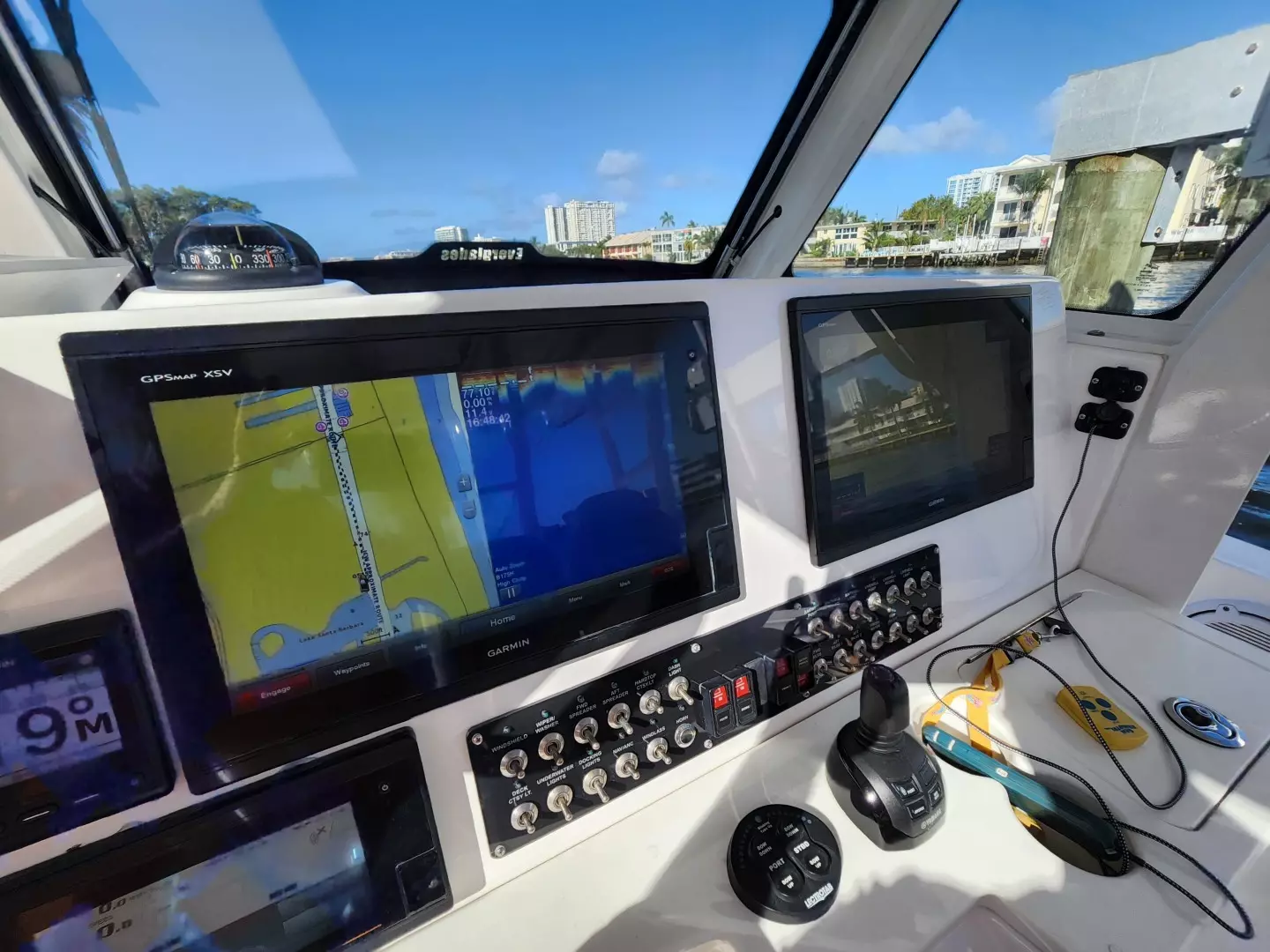 2019 Everglades 355 CC - Image 4