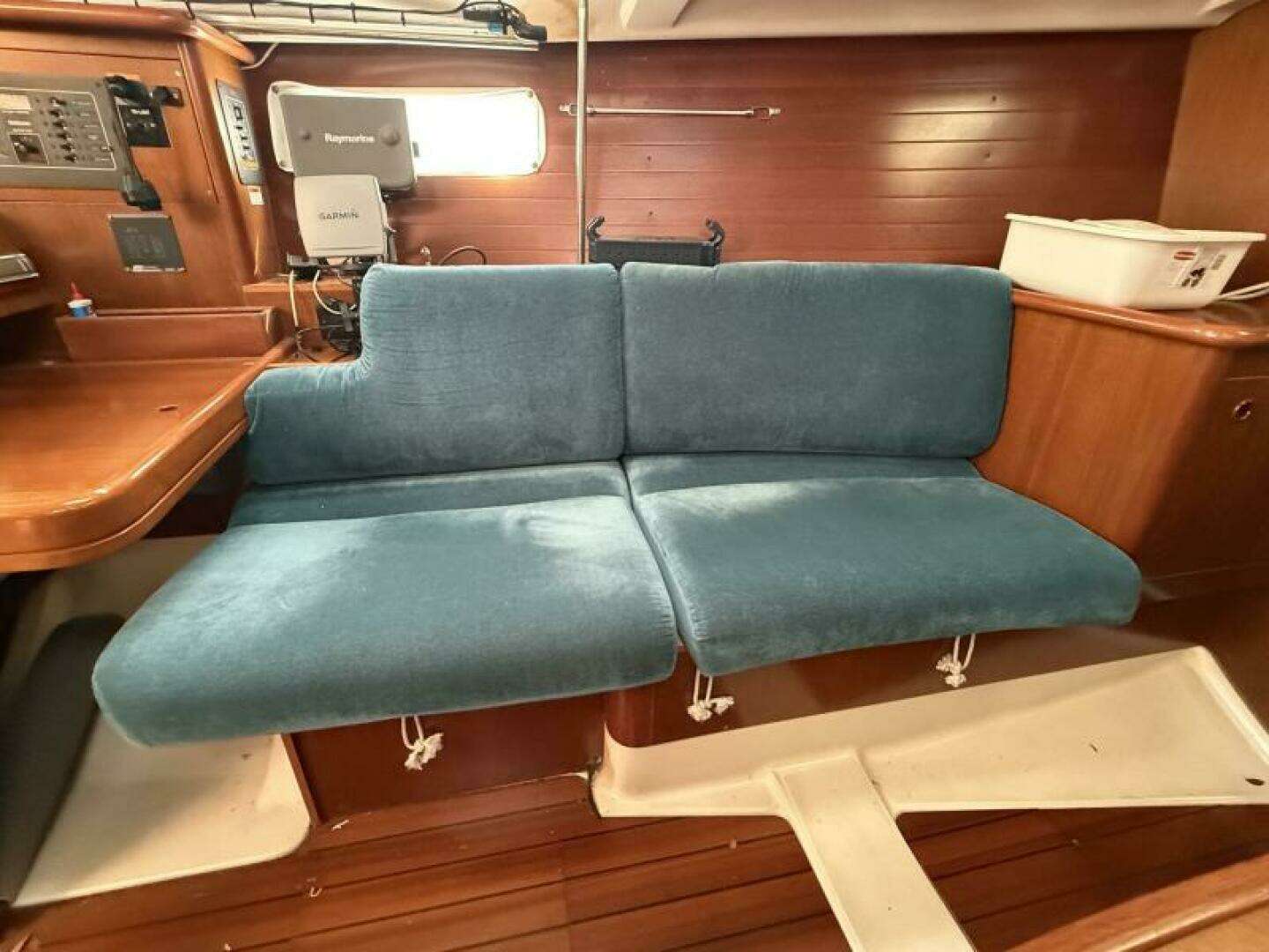 1998 Beneteau OCEANIS 352 - Image 31