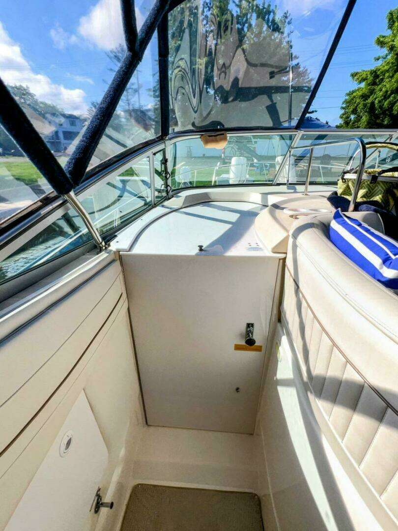1998 Cruisers Yachts 3575 Esprit - Image 9